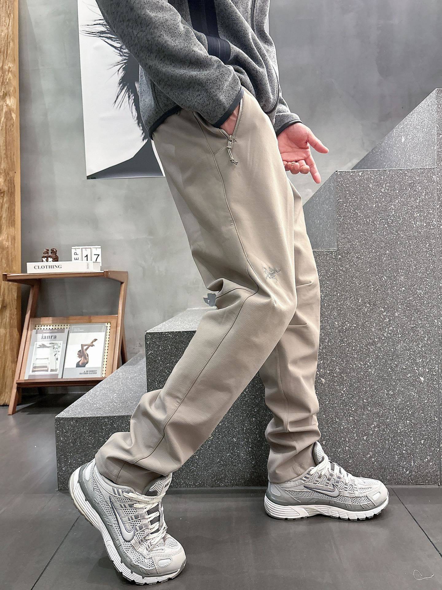 2025秋冬款ARC'TERYX始祖鸟 GAMMA LT 男子 鸟家户外运动休闲冲锋裤专业研发的科技导湿