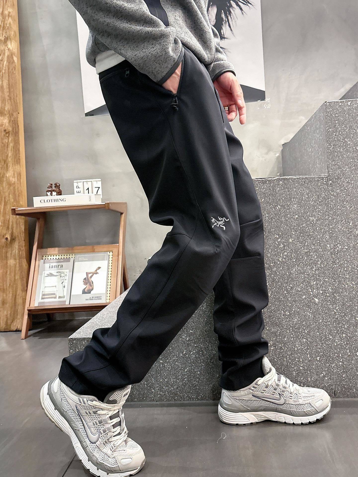 2025秋冬款ARC'TERYX始祖鸟 GAMMA LT 男子 鸟家户外运动休闲冲锋裤专业研发的科技导湿