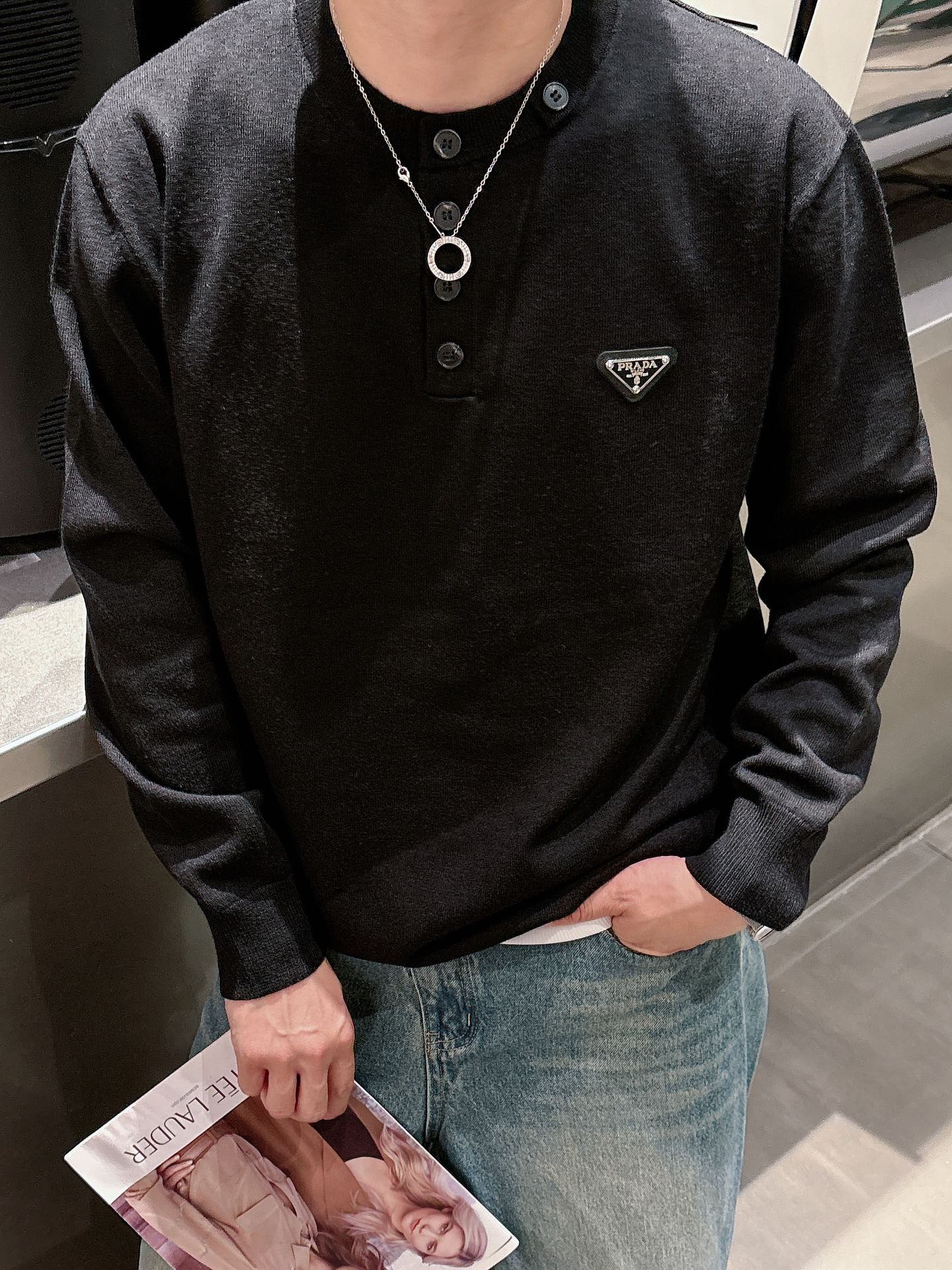 普家新款毛衣，上身宽松纱线采用细针织法，上身舒适，不挑身材 男女同款，秋冬毛衣，是今年最好看的情侣装，秋