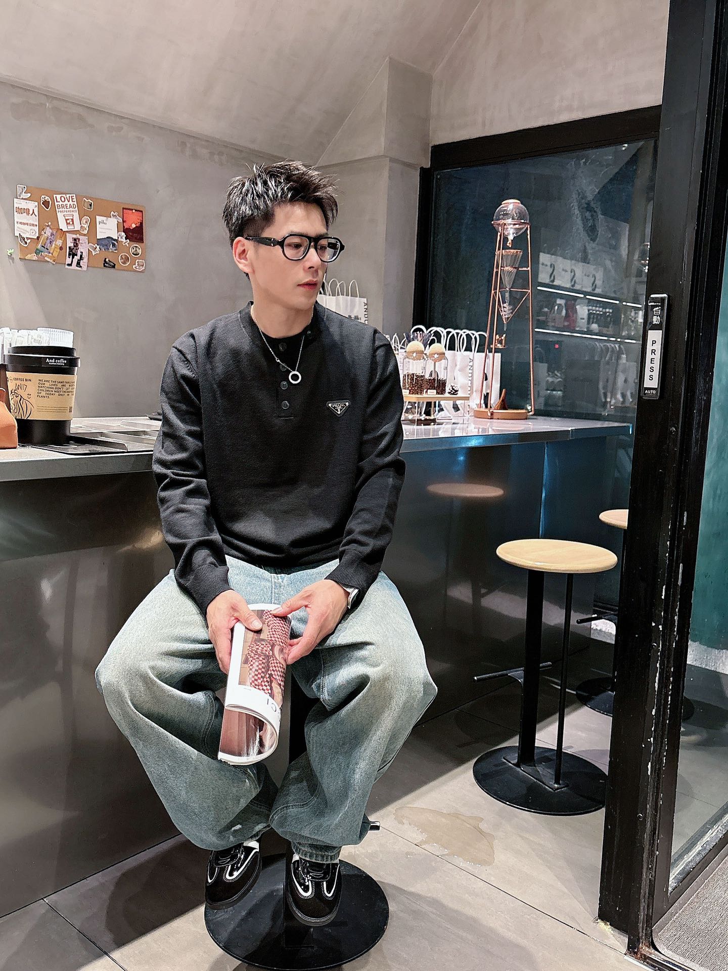 普家新款毛衣，上身宽松纱线采用细针织法，上身舒适，不挑身材 男女同款，秋冬毛衣，是今年最好看的情侣装，秋