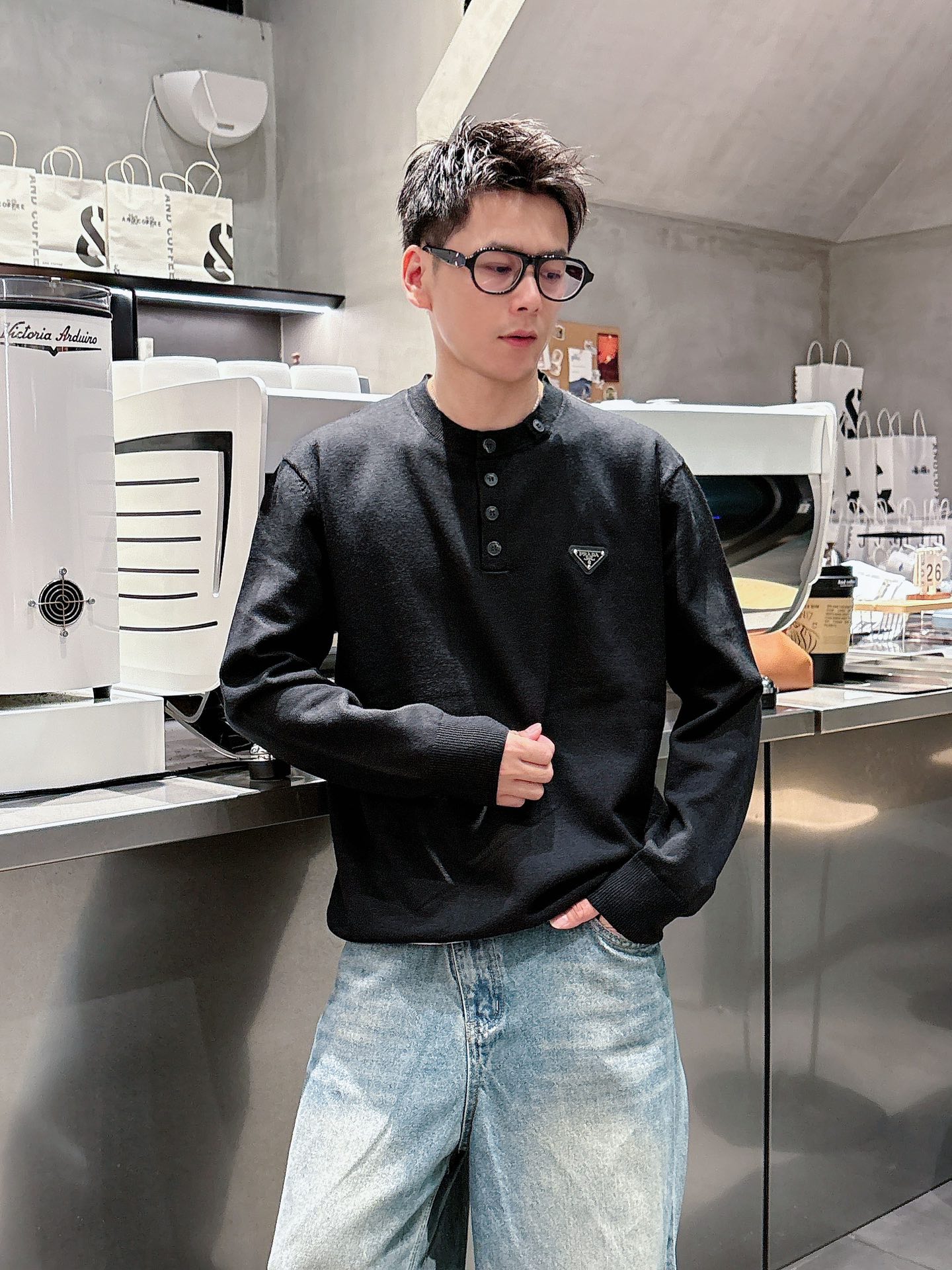 普家新款毛衣，上身宽松纱线采用细针织法，上身舒适，不挑身材 男女同款，秋冬毛衣，是今年最好看的情侣装，秋