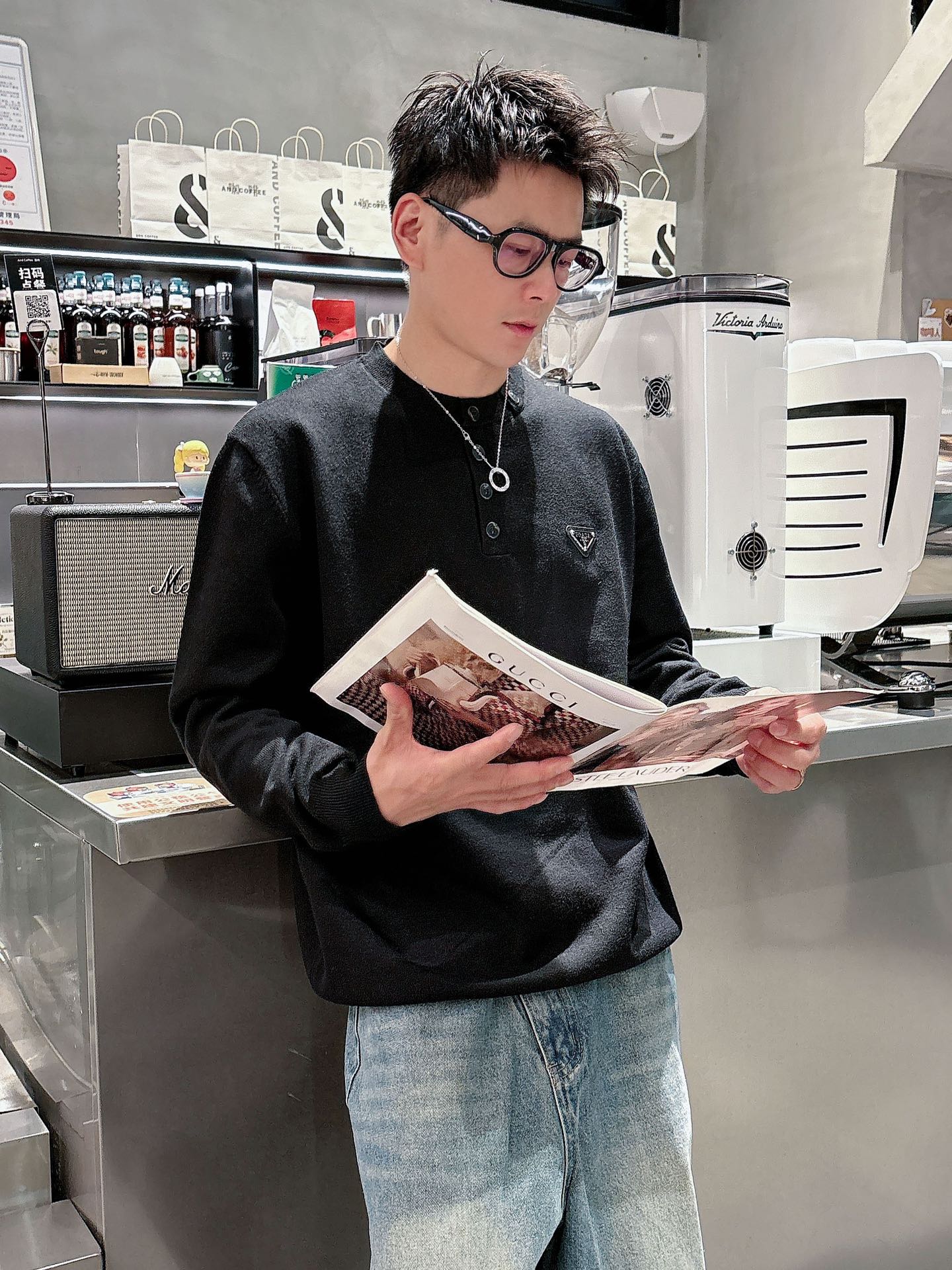 普家新款毛衣，上身宽松纱线采用细针织法，上身舒适，不挑身材 男女同款，秋冬毛衣，是今年最好看的情侣装，秋