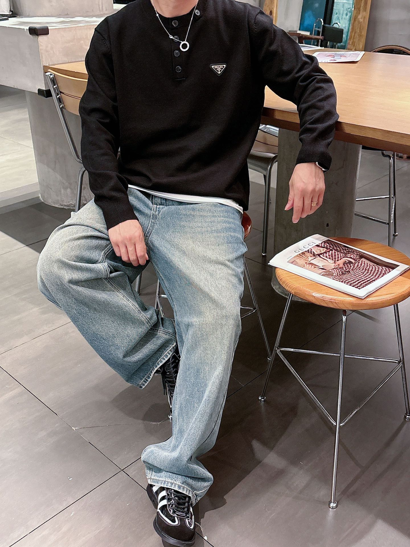 普家新款毛衣，上身宽松纱线采用细针织法，上身舒适，不挑身材 男女同款，秋冬毛衣，是今年最好看的情侣装，秋