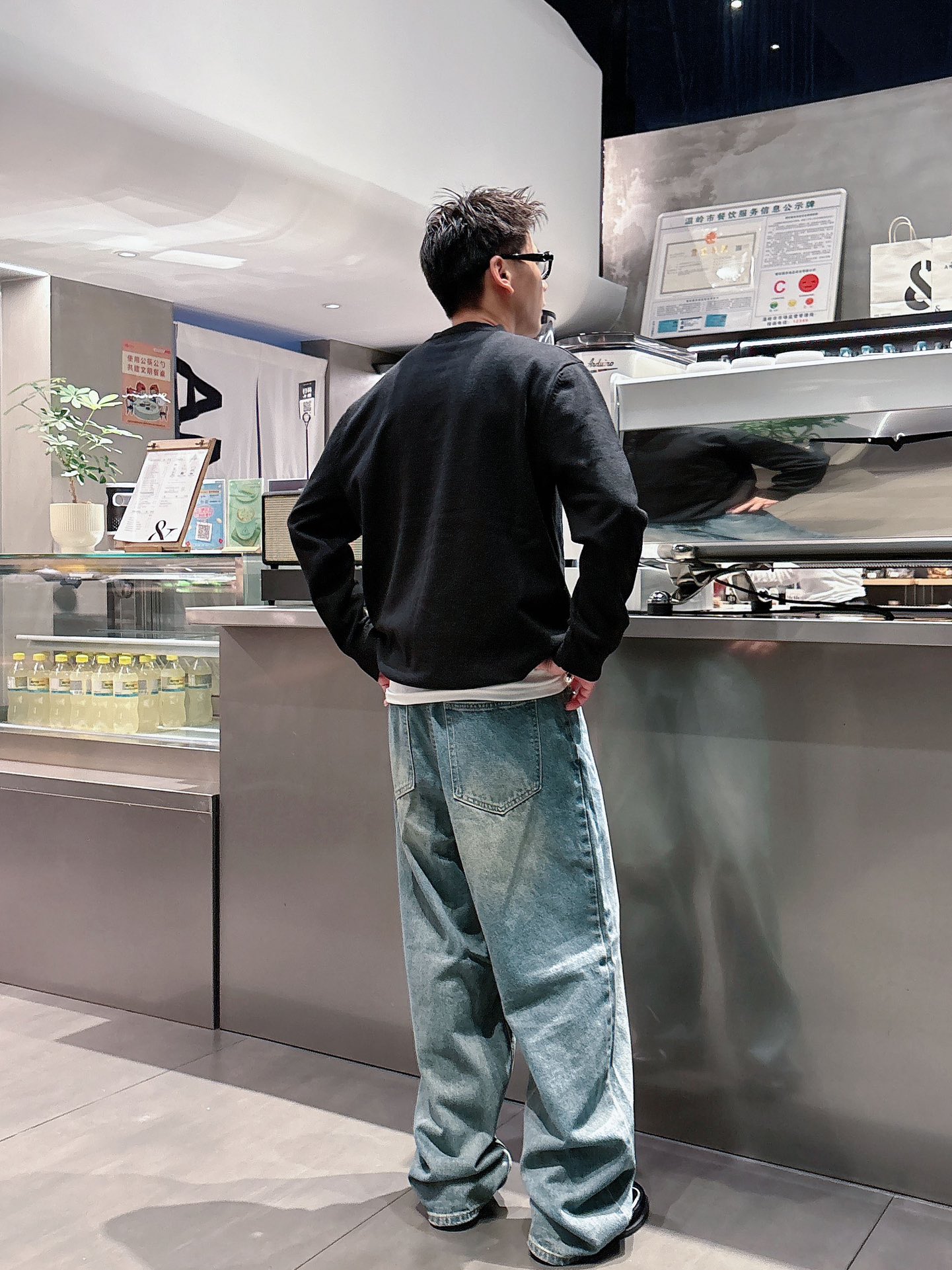 普家新款毛衣，上身宽松纱线采用细针织法，上身舒适，不挑身材 男女同款，秋冬毛衣，是今年最好看的情侣装，秋