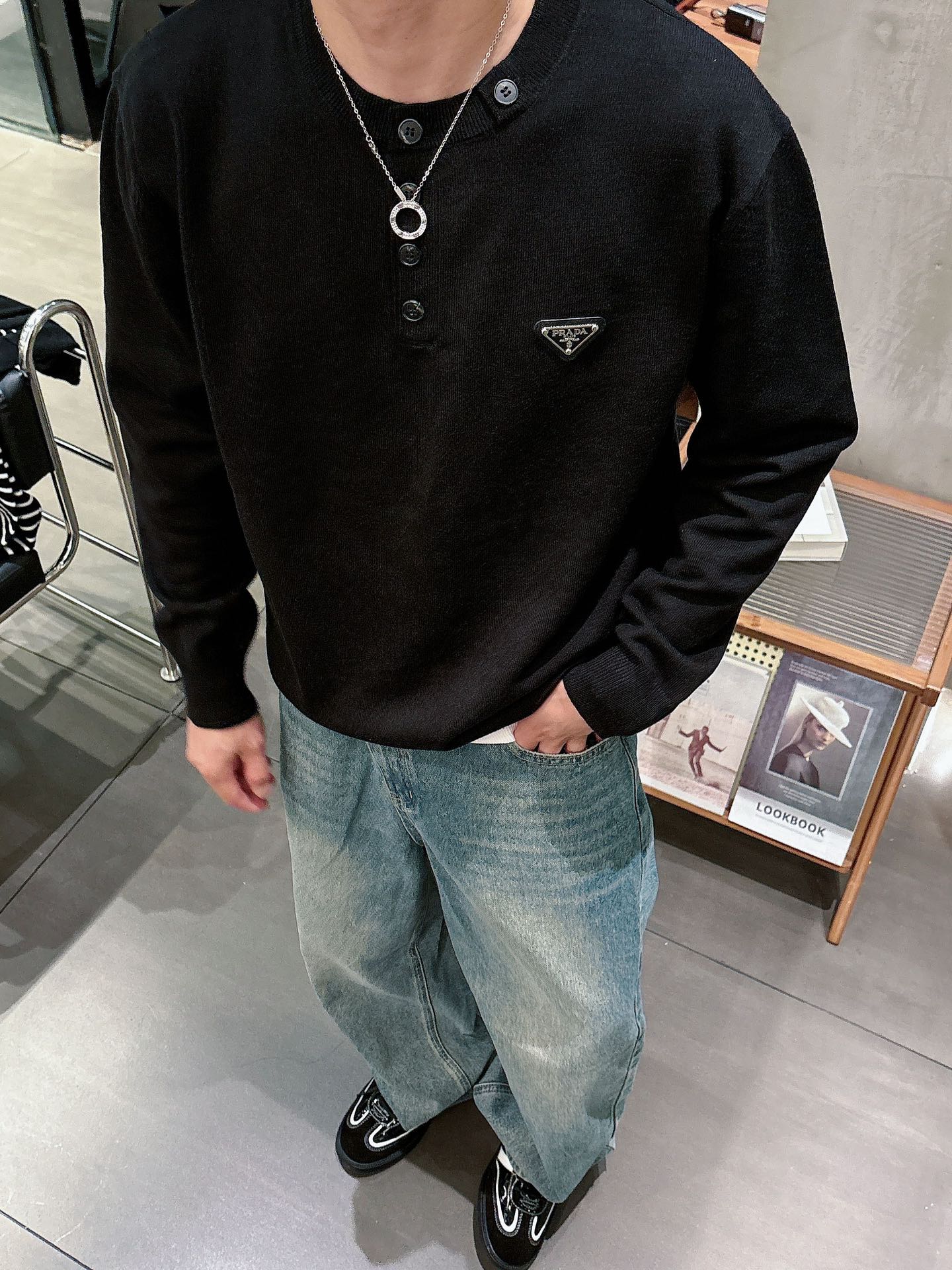 普家新款毛衣，上身宽松纱线采用细针织法，上身舒适，不挑身材 男女同款，秋冬毛衣，是今年最好看的情侣装，秋