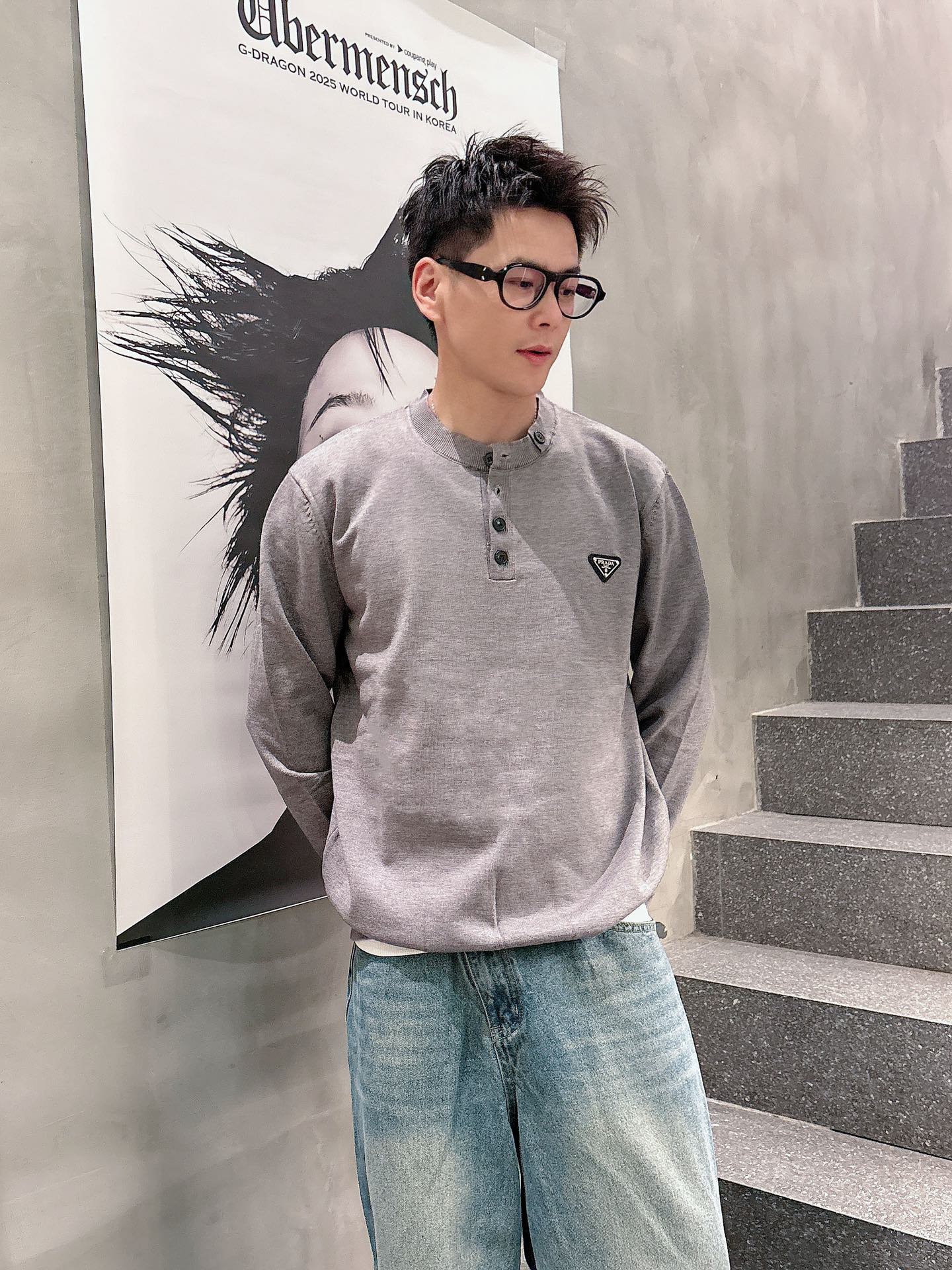 普家新款毛衣，上身宽松纱线采用细针织法，上身舒适，不挑身材 男女同款，秋冬毛衣，是今年最好看的情侣装，秋