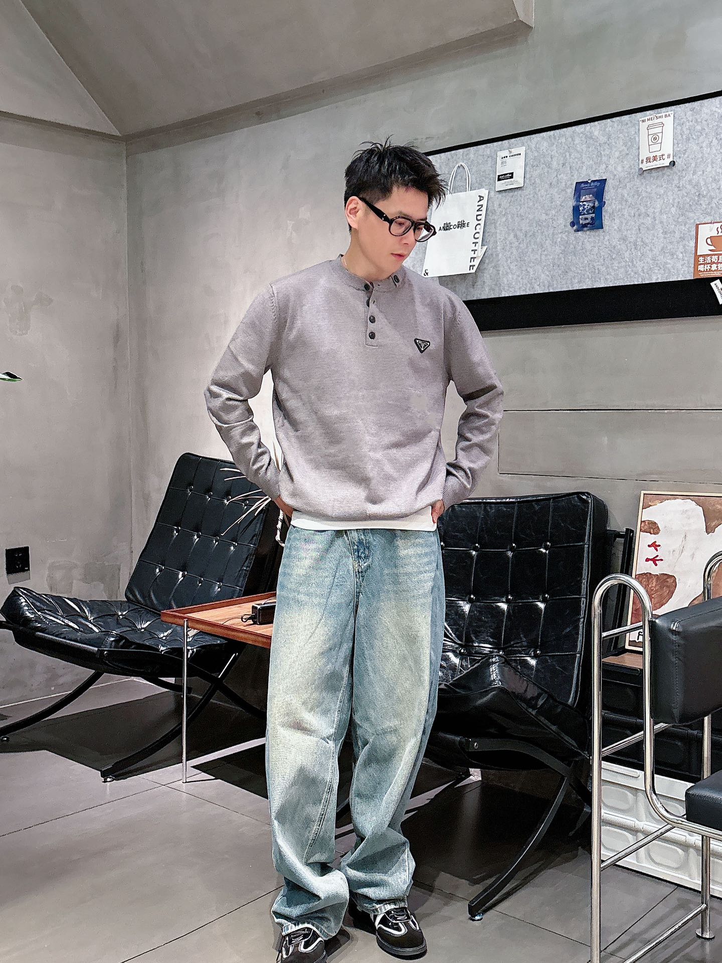 普家新款毛衣，上身宽松纱线采用细针织法，上身舒适，不挑身材 男女同款，秋冬毛衣，是今年最好看的情侣装，秋