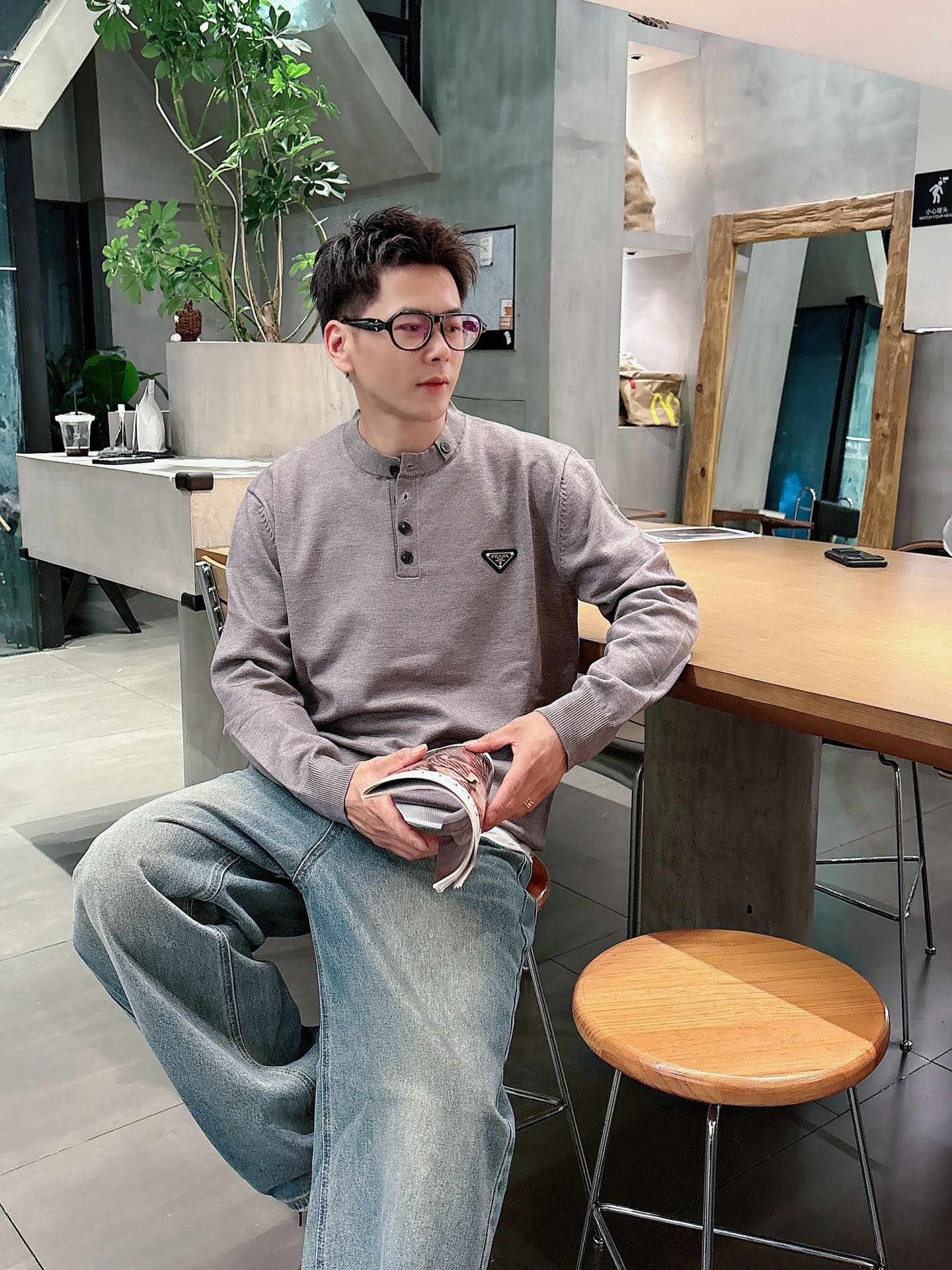 普家新款毛衣，上身宽松纱线采用细针织法，上身舒适，不挑身材 男女同款，秋冬毛衣，是今年最好看的情侣装，秋