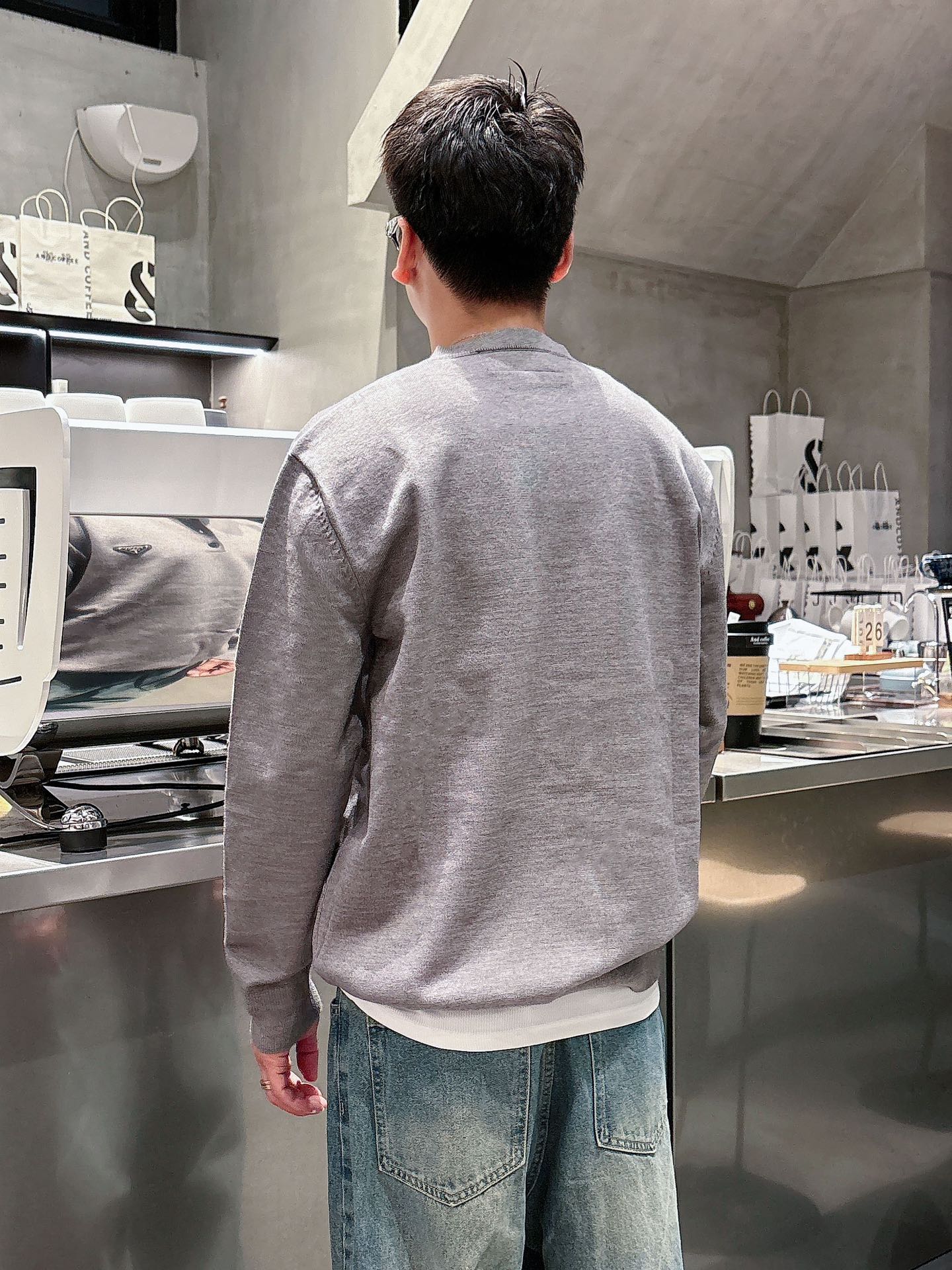 普家新款毛衣，上身宽松纱线采用细针织法，上身舒适，不挑身材 男女同款，秋冬毛衣，是今年最好看的情侣装，秋