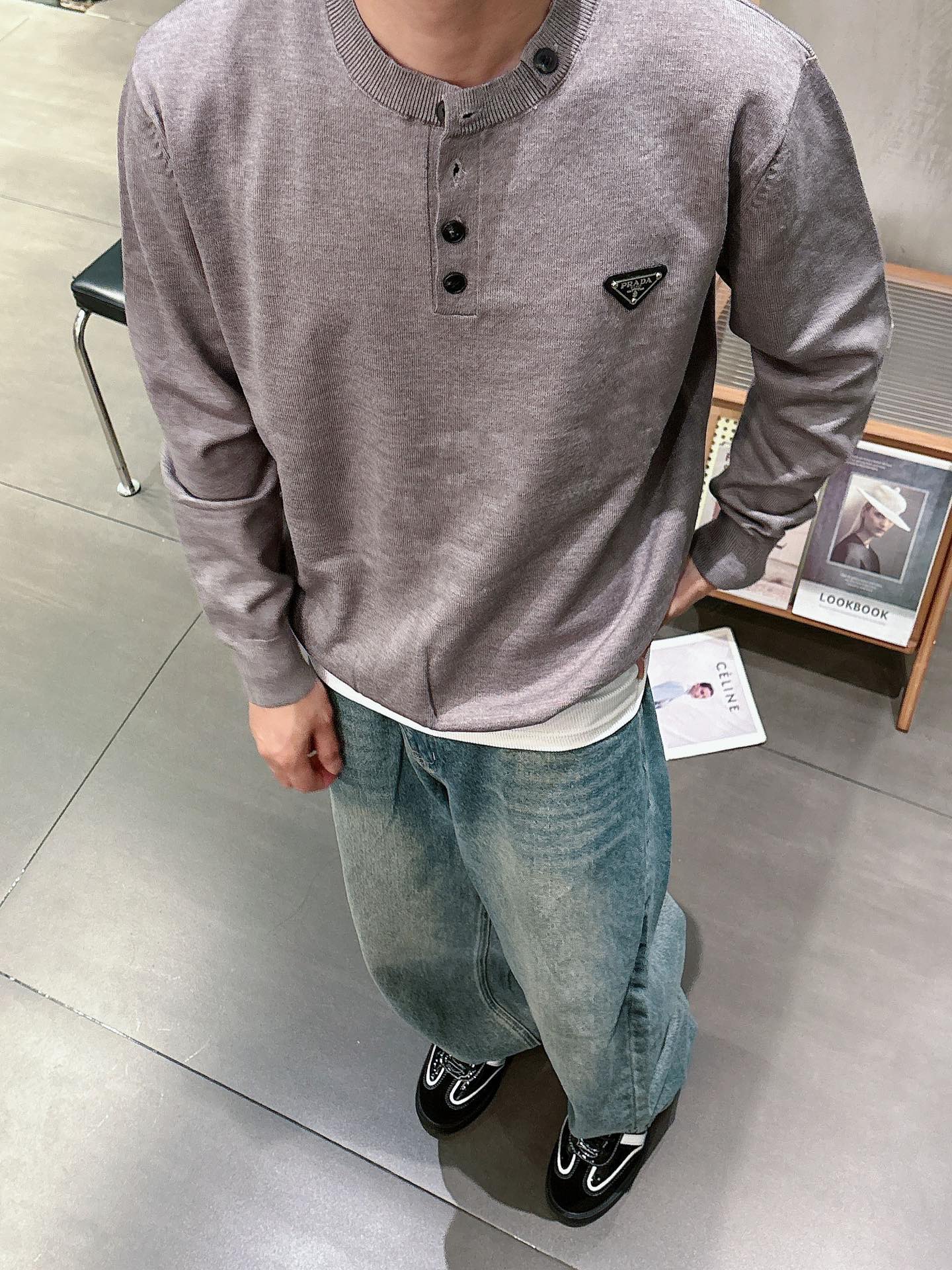 普家新款毛衣，上身宽松纱线采用细针织法，上身舒适，不挑身材 男女同款，秋冬毛衣，是今年最好看的情侣装，秋