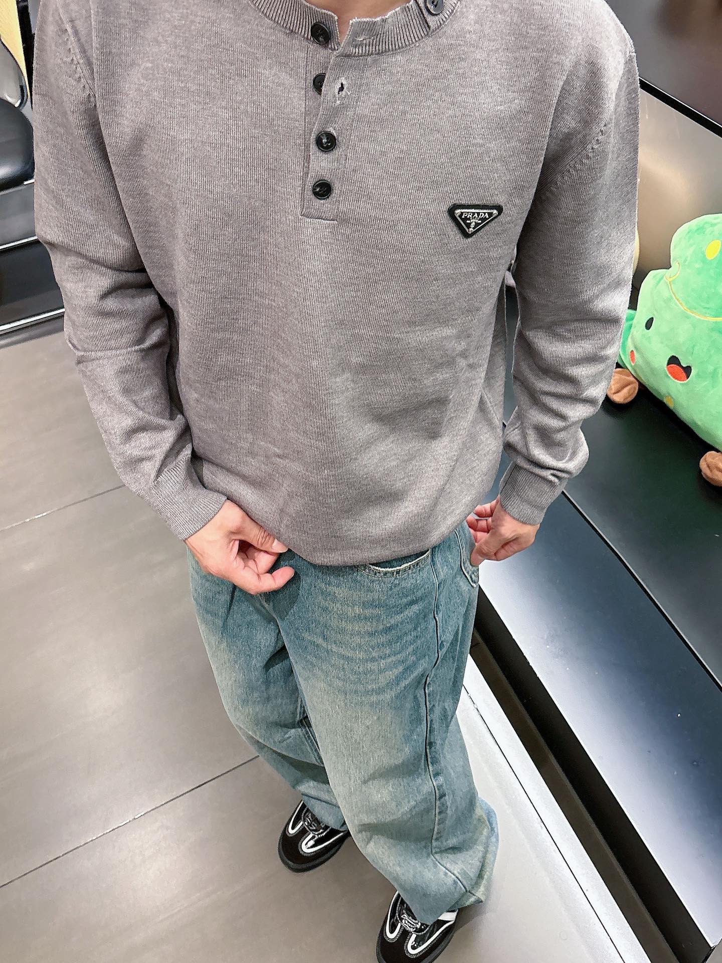 普家新款毛衣，上身宽松纱线采用细针织法，上身舒适，不挑身材 男女同款，秋冬毛衣，是今年最好看的情侣装，秋