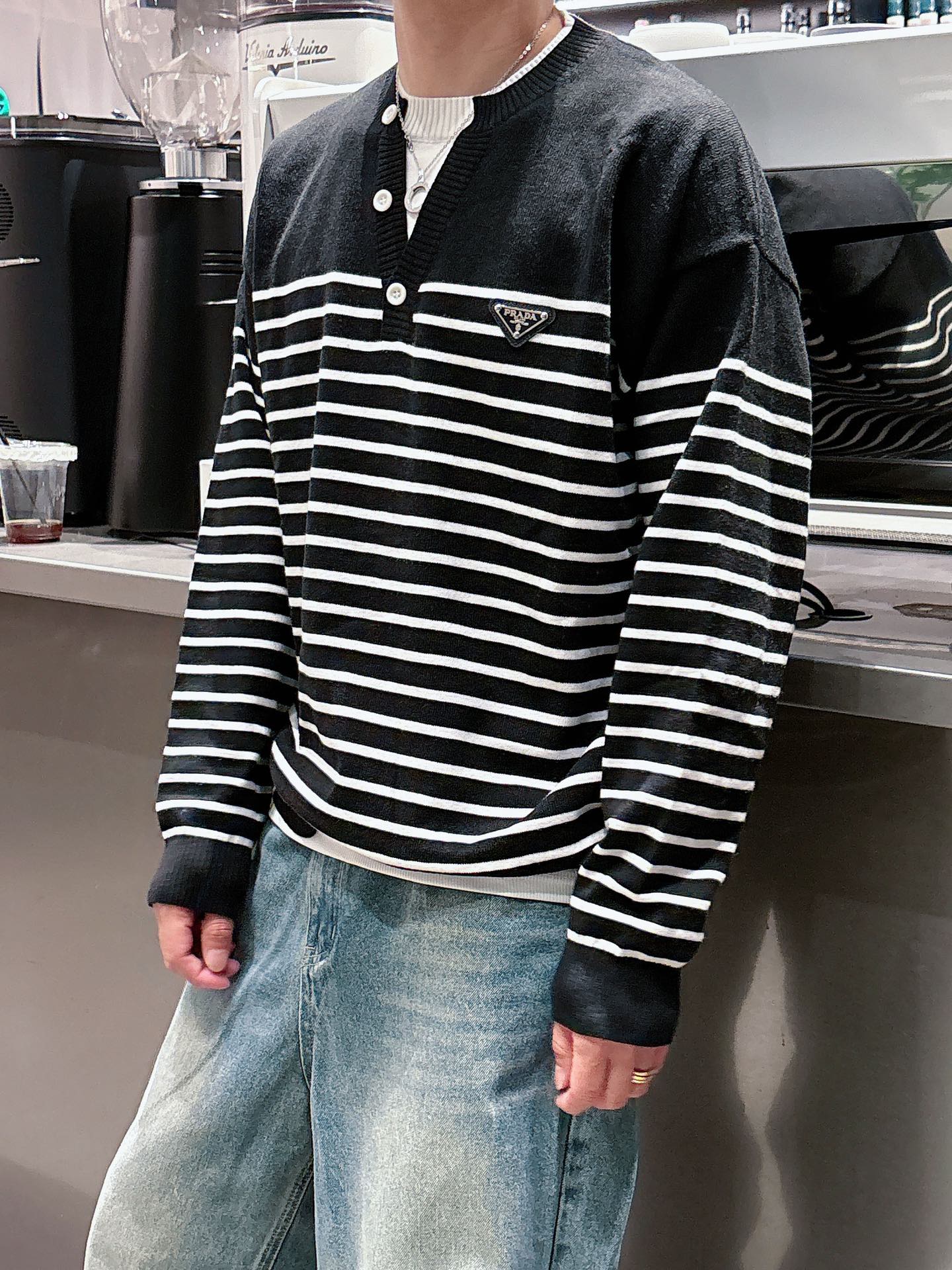 普家新款毛衣，上身宽松纱线采用细针织法，上身舒适，不挑身材 男女同款，秋冬毛衣，是今年最好看的情侣装，秋