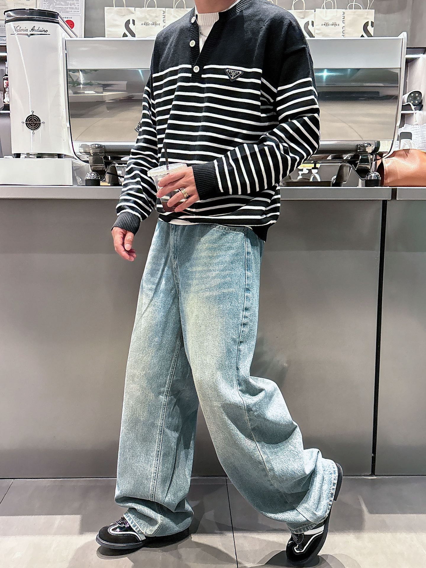 普家新款毛衣，上身宽松纱线采用细针织法，上身舒适，不挑身材 男女同款，秋冬毛衣，是今年最好看的情侣装，秋