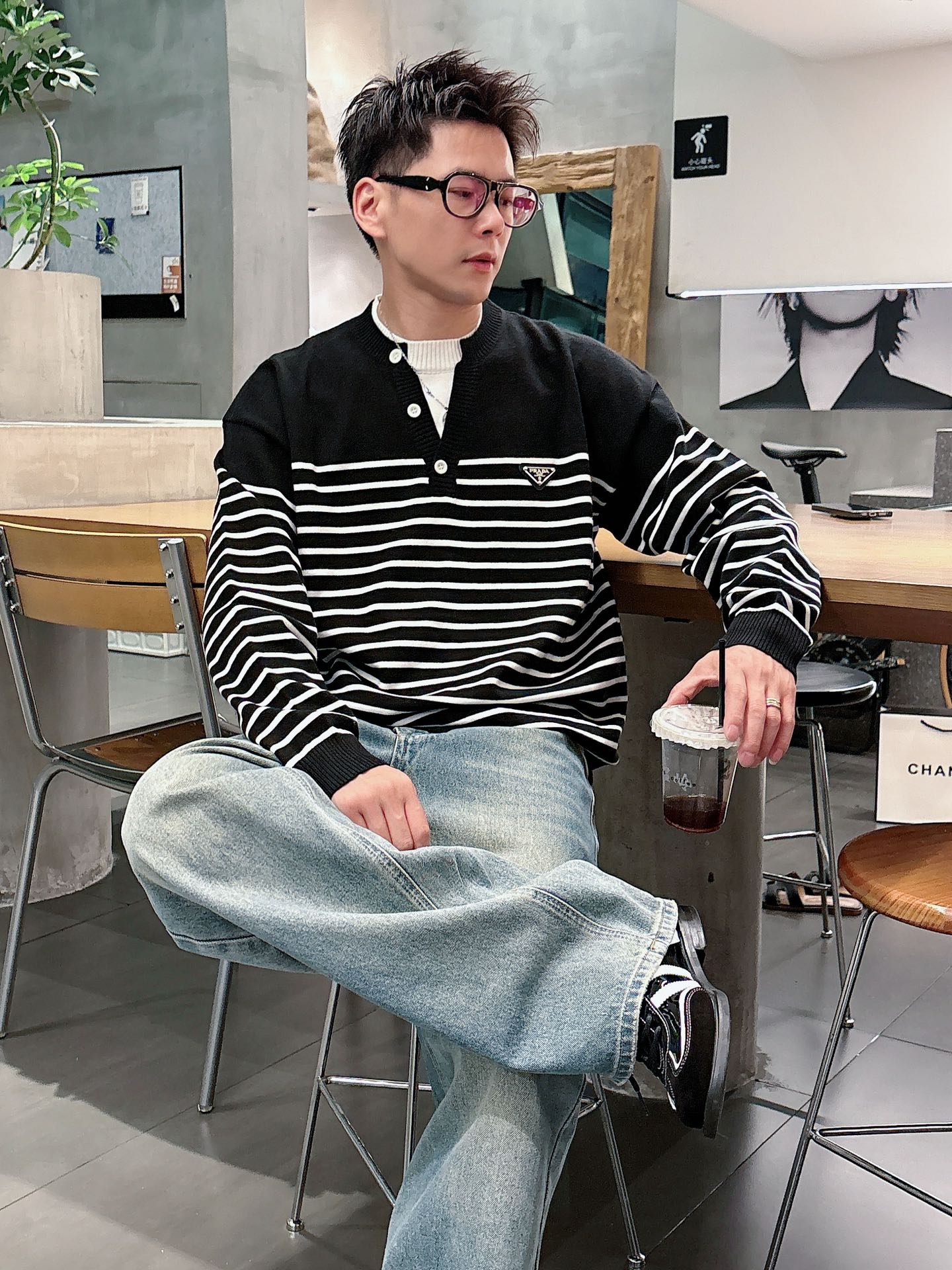 普家新款毛衣，上身宽松纱线采用细针织法，上身舒适，不挑身材 男女同款，秋冬毛衣，是今年最好看的情侣装，秋