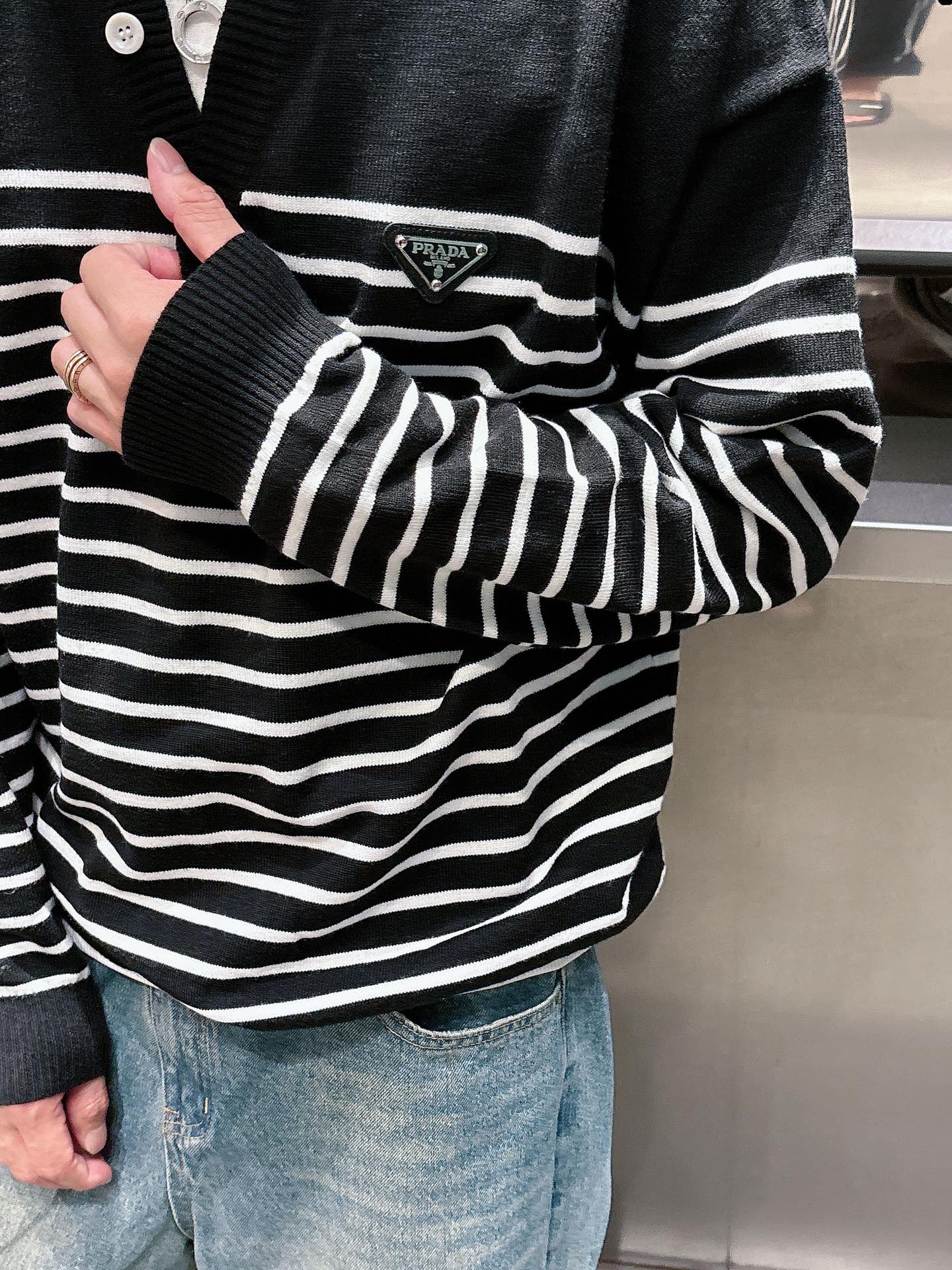 普家新款毛衣，上身宽松纱线采用细针织法，上身舒适，不挑身材 男女同款，秋冬毛衣，是今年最好看的情侣装，秋