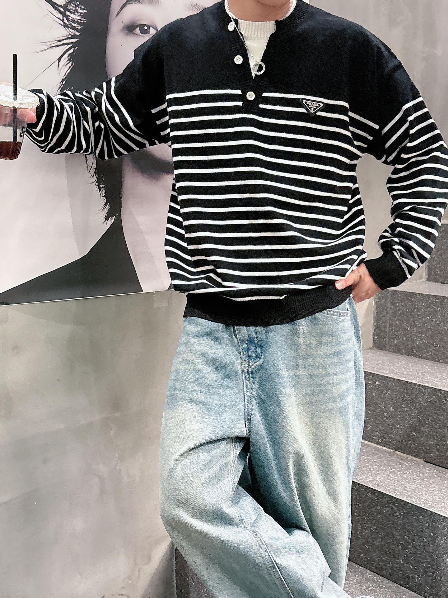 普家新款毛衣，上身宽松纱线采用细针织法，上身舒适，不挑身材 男女同款，秋冬毛衣，是今年最好看的情侣装，秋