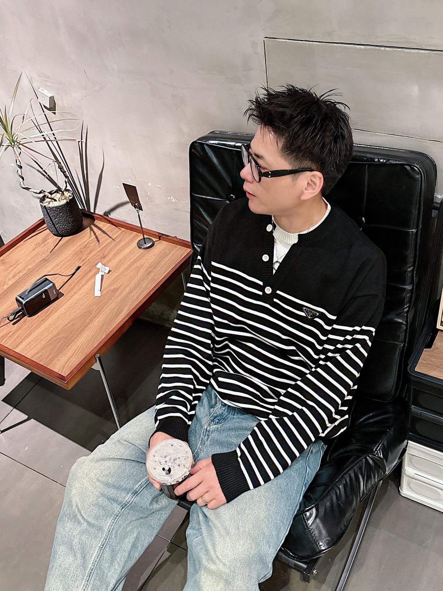 普家新款毛衣，上身宽松纱线采用细针织法，上身舒适，不挑身材 男女同款，秋冬毛衣，是今年最好看的情侣装，秋