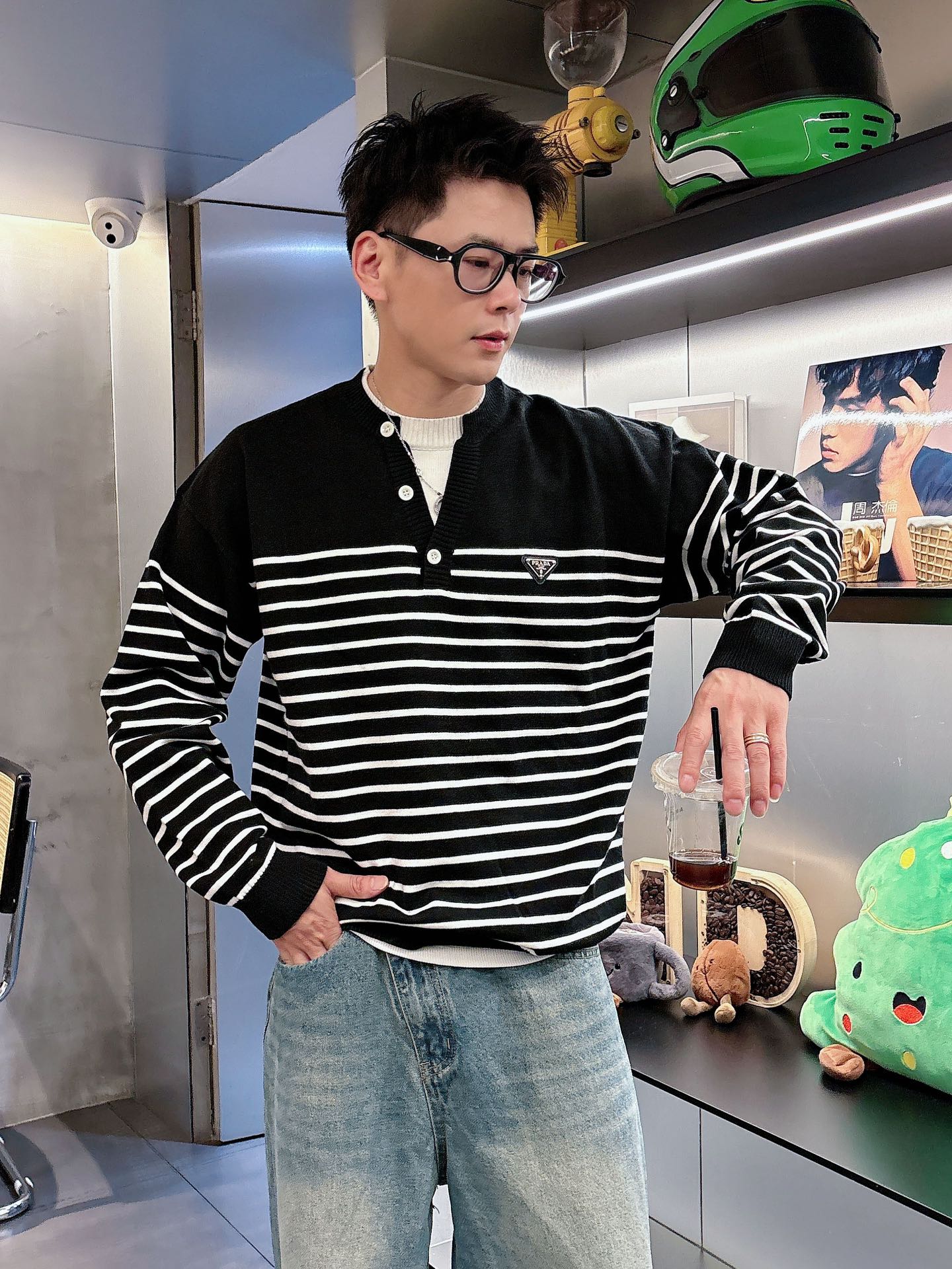 普家新款毛衣，上身宽松纱线采用细针织法，上身舒适，不挑身材 男女同款，秋冬毛衣，是今年最好看的情侣装，秋