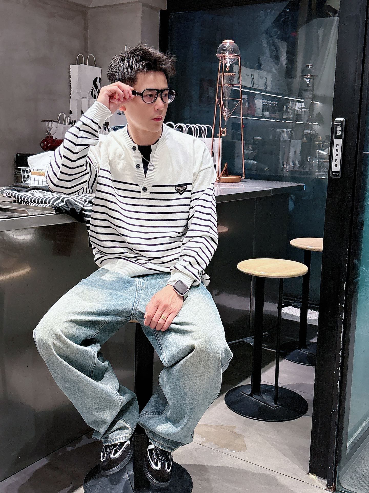 普家新款毛衣，上身宽松纱线采用细针织法，上身舒适，不挑身材 男女同款，秋冬毛衣，是今年最好看的情侣装，秋