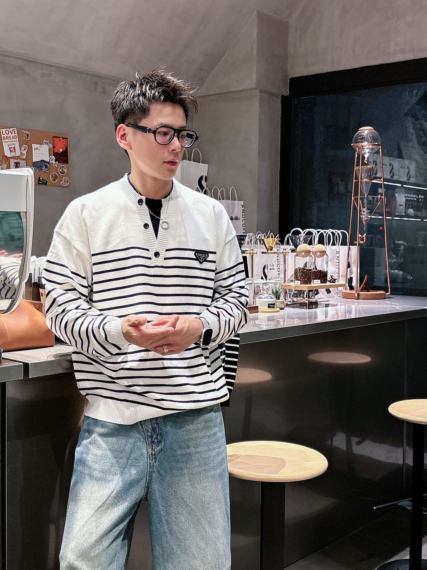 普家新款毛衣，上身宽松纱线采用细针织法，上身舒适，不挑身材 男女同款，秋冬毛衣，是今年最好看的情侣装，秋