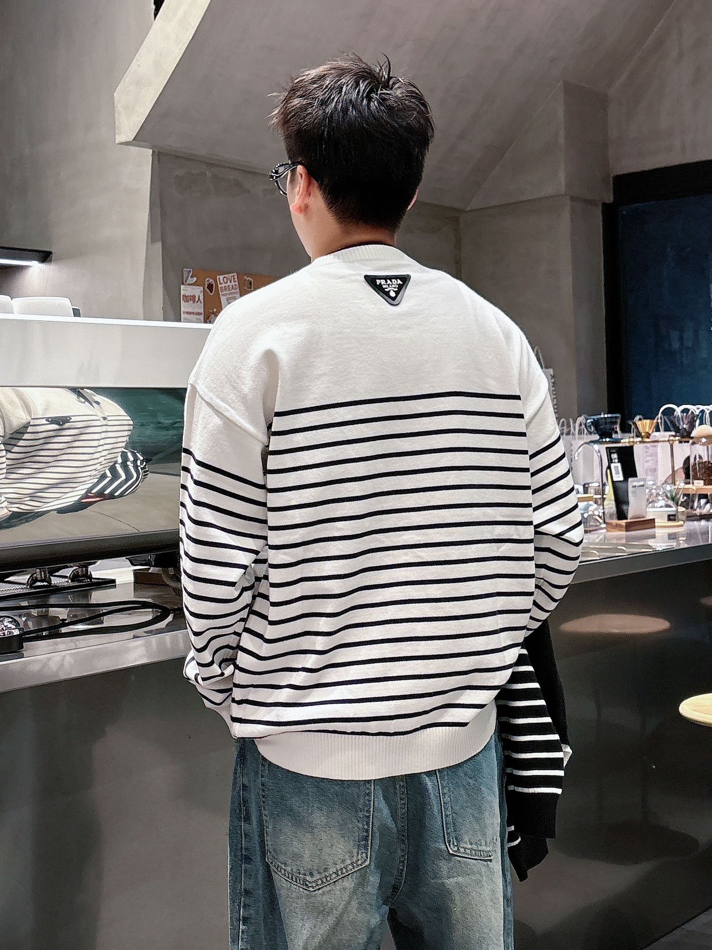 普家新款毛衣，上身宽松纱线采用细针织法，上身舒适，不挑身材 男女同款，秋冬毛衣，是今年最好看的情侣装，秋