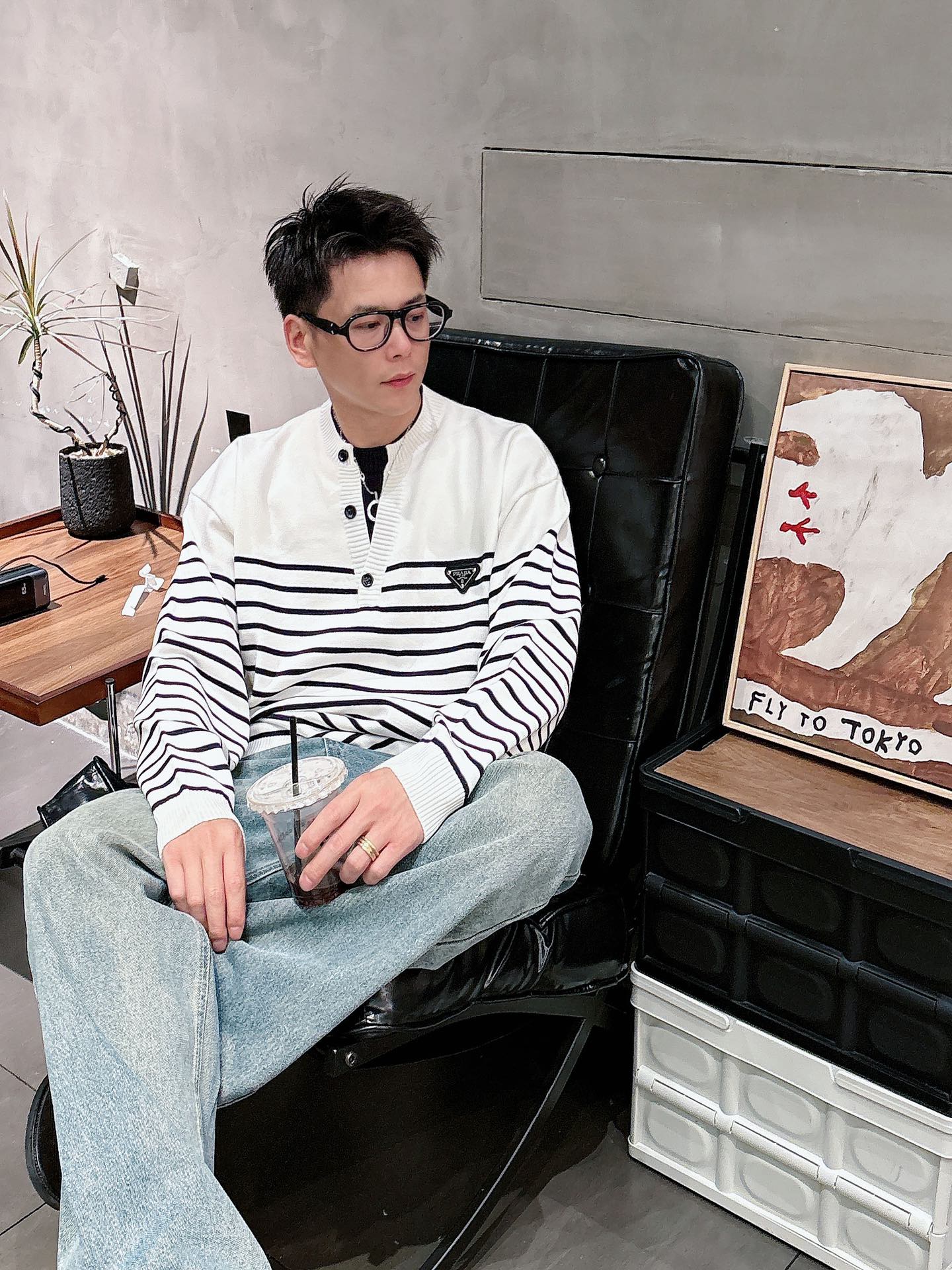 普家新款毛衣，上身宽松纱线采用细针织法，上身舒适，不挑身材 男女同款，秋冬毛衣，是今年最好看的情侣装，秋