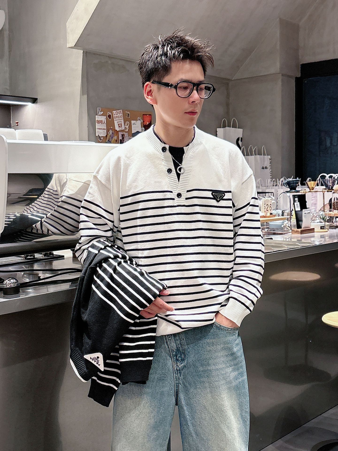 普家新款毛衣，上身宽松纱线采用细针织法，上身舒适，不挑身材 男女同款，秋冬毛衣，是今年最好看的情侣装，秋