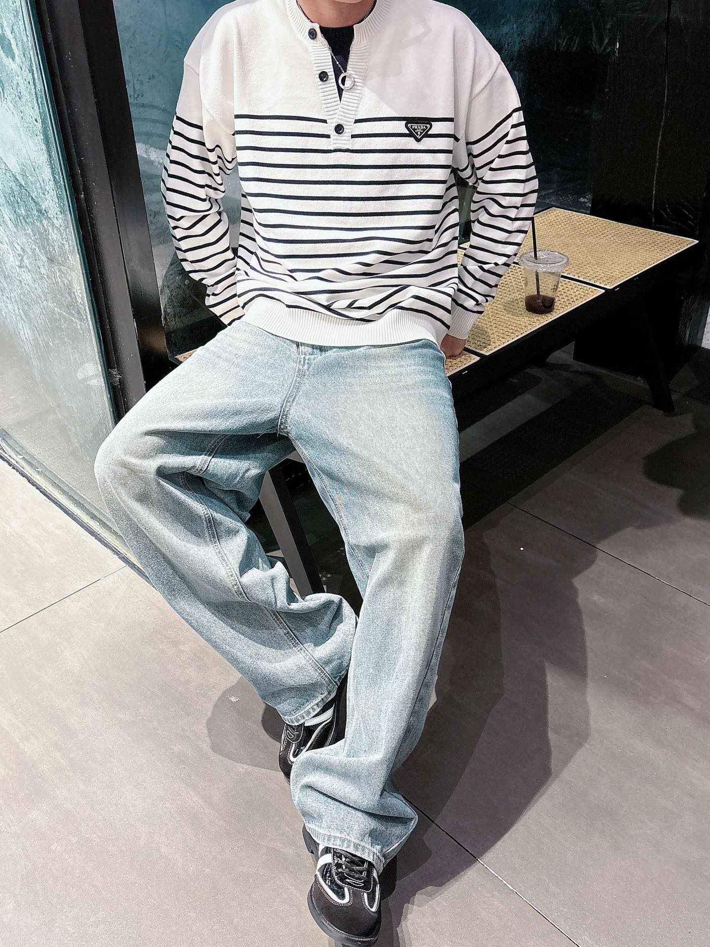 普家新款毛衣，上身宽松纱线采用细针织法，上身舒适，不挑身材 男女同款，秋冬毛衣，是今年最好看的情侣装，秋