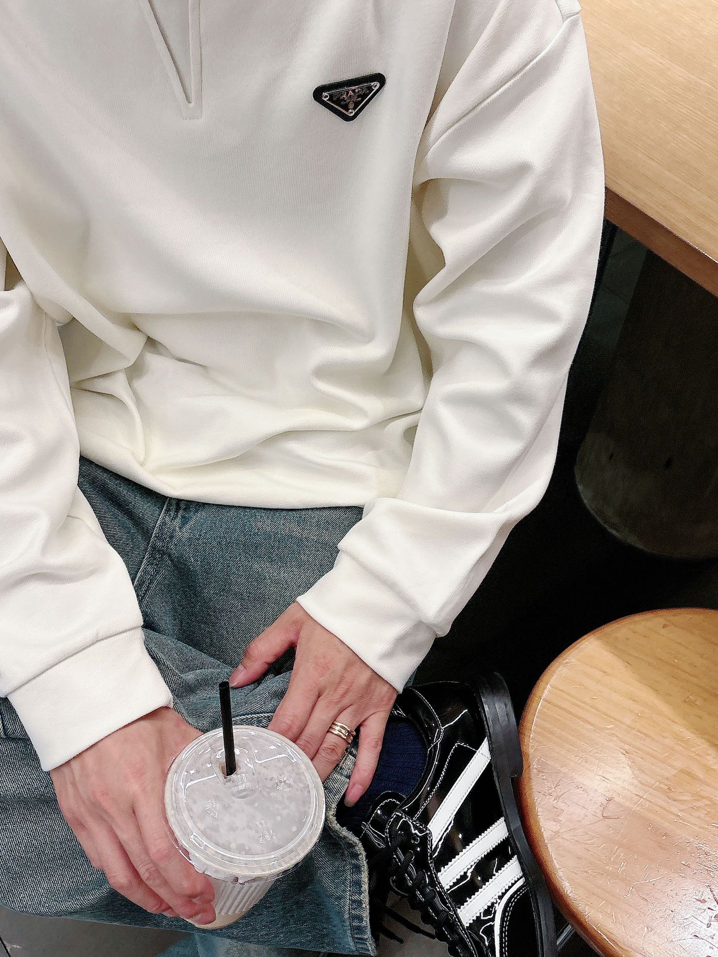 普家新款秋冬打底卫衣，街头与户外的碰撞～～大家都知道这款卫衣采进口面料制成．经典普家三角标，，看得到的立