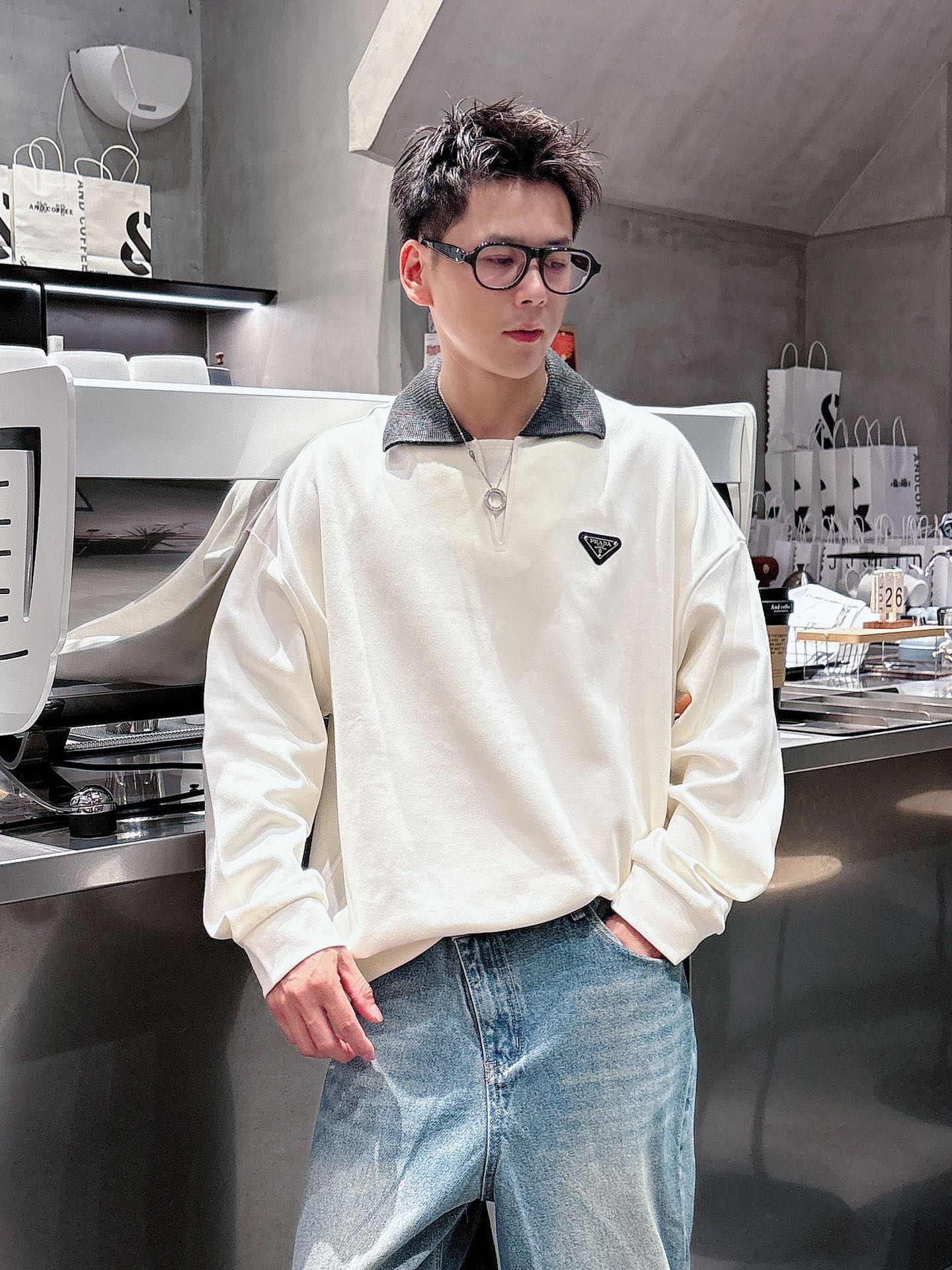 普家新款秋冬打底卫衣，街头与户外的碰撞～～大家都知道这款卫衣采进口面料制成．经典普家三角标，，看得到的立