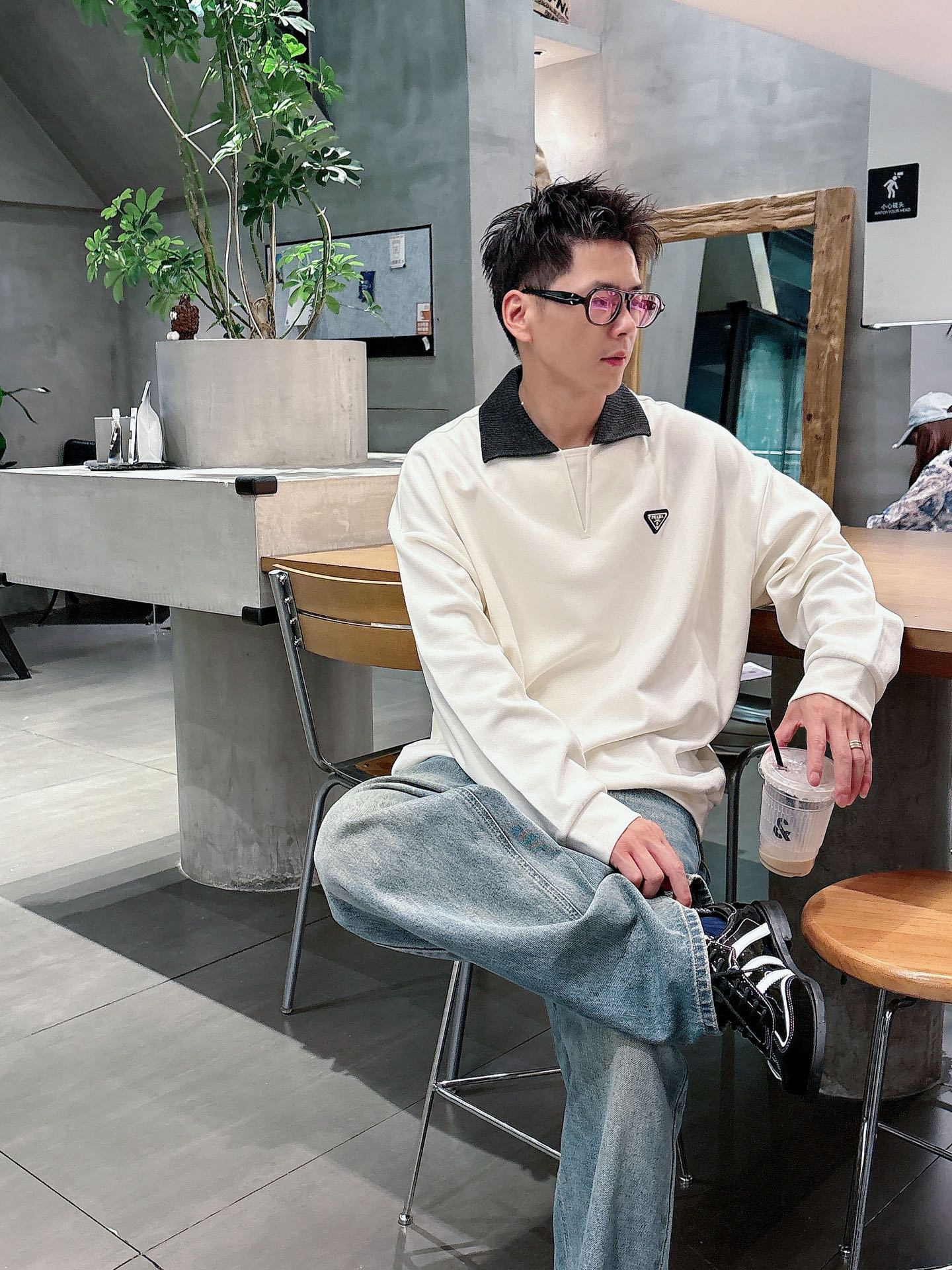 普家新款秋冬打底卫衣，街头与户外的碰撞～～大家都知道这款卫衣采进口面料制成．经典普家三角标，，看得到的立