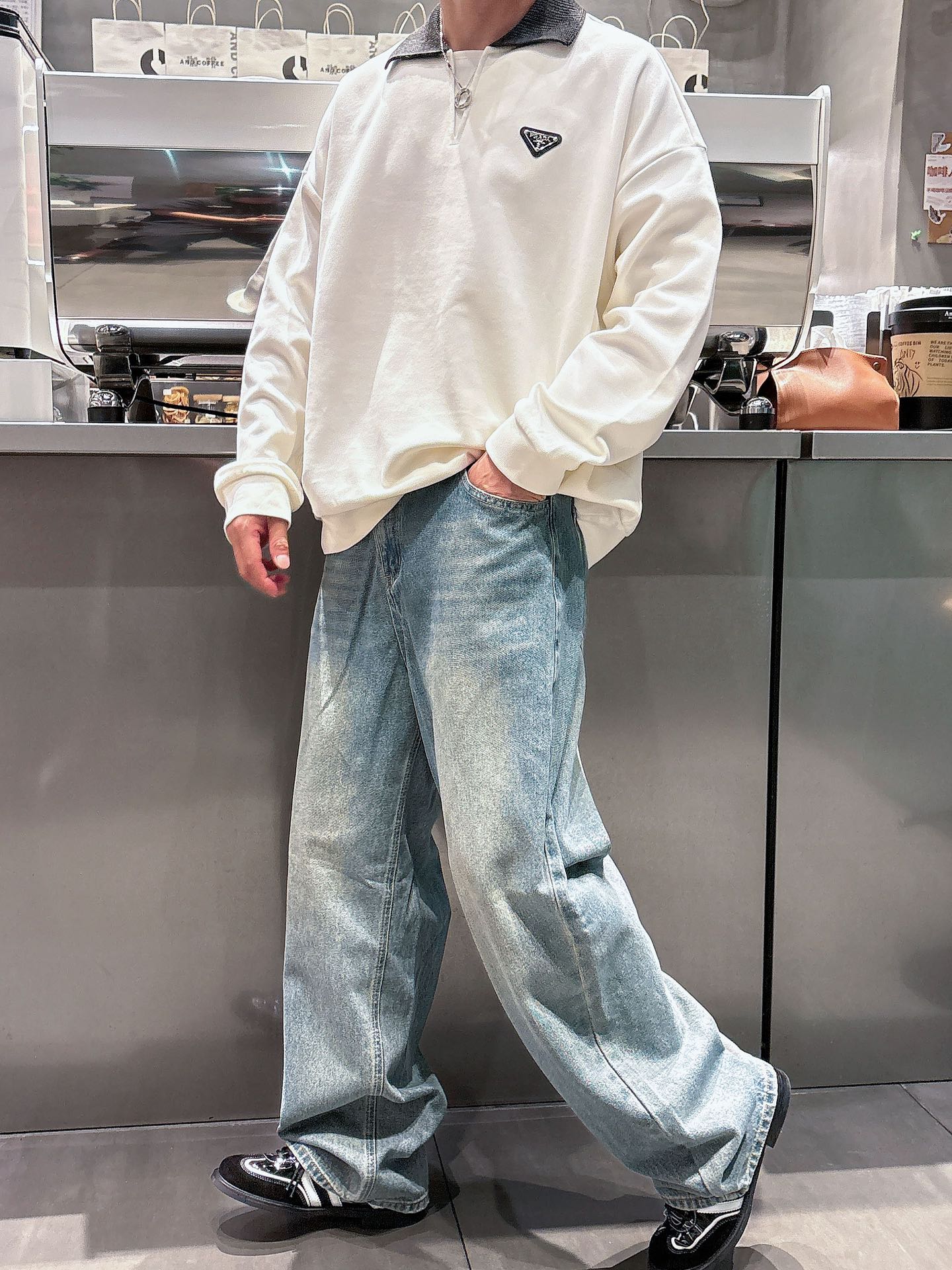 普家新款秋冬打底卫衣，街头与户外的碰撞～～大家都知道这款卫衣采进口面料制成．经典普家三角标，，看得到的立