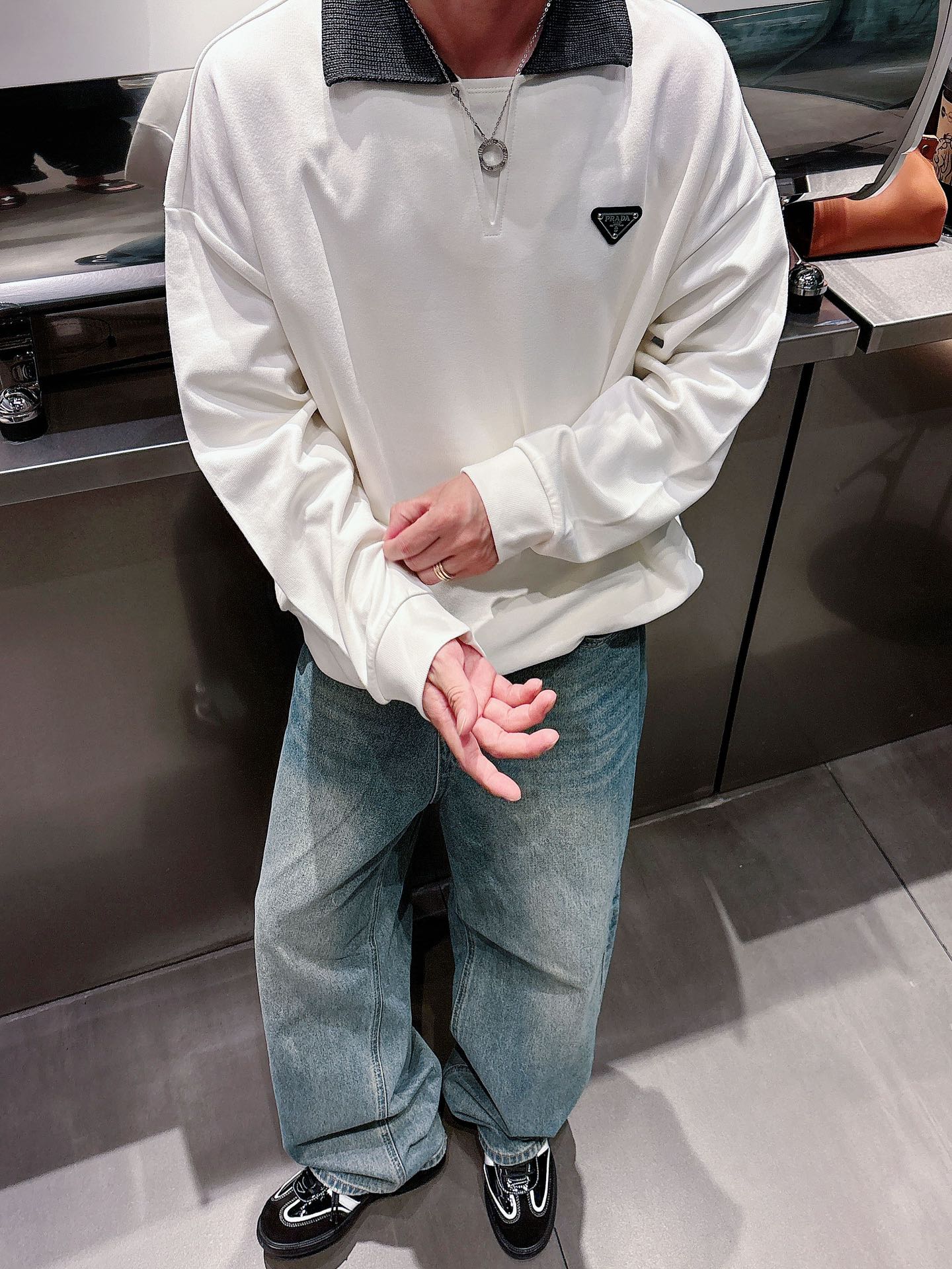 普家新款秋冬打底卫衣，街头与户外的碰撞～～大家都知道这款卫衣采进口面料制成．经典普家三角标，，看得到的立