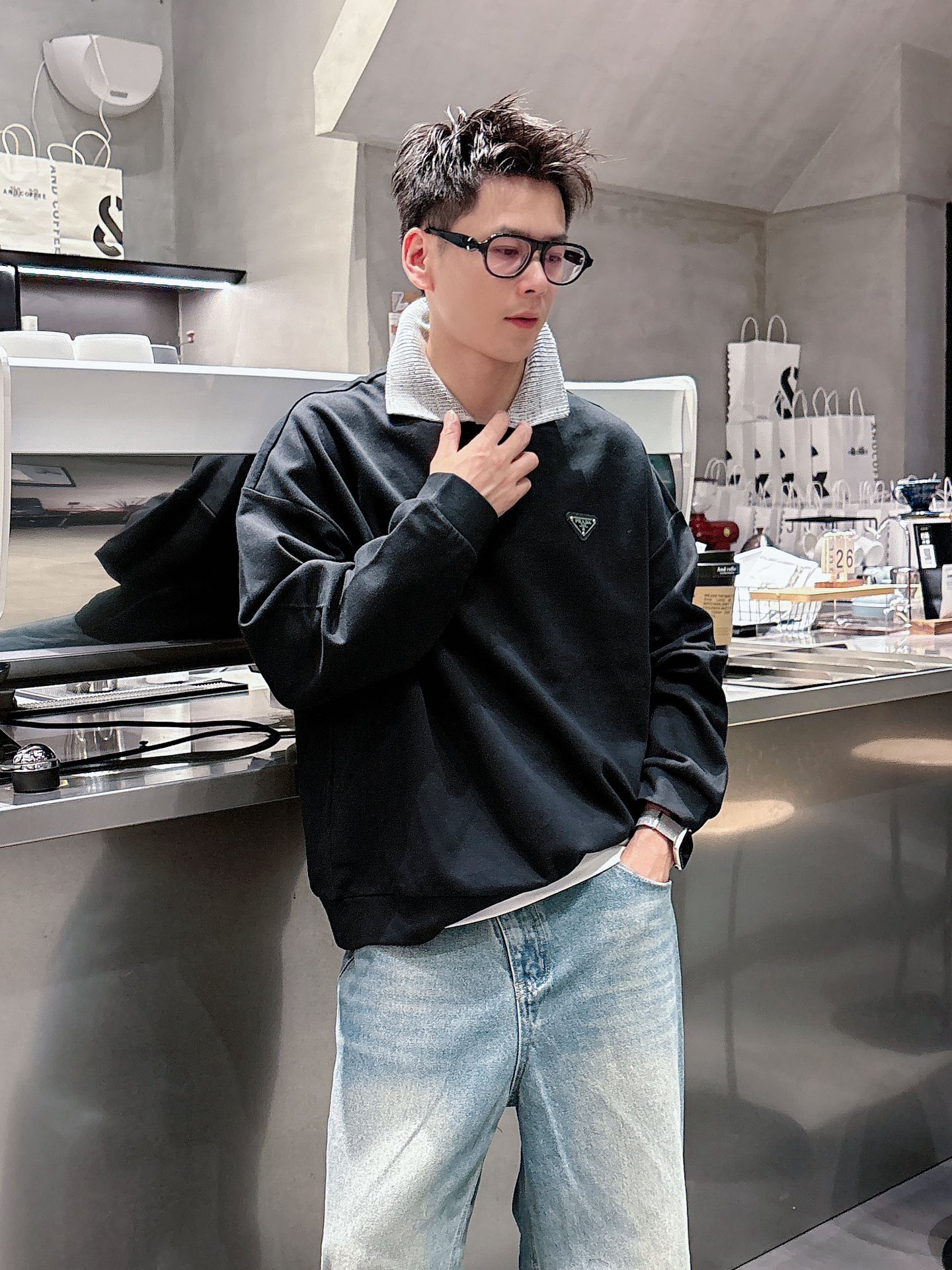 普家新款秋冬打底卫衣，街头与户外的碰撞～～大家都知道这款卫衣采进口面料制成．经典普家三角标，，看得到的立