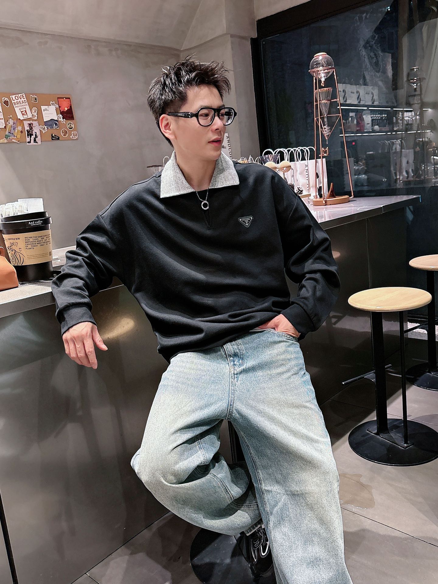 普家新款秋冬打底卫衣，街头与户外的碰撞～～大家都知道这款卫衣采进口面料制成．经典普家三角标，，看得到的立