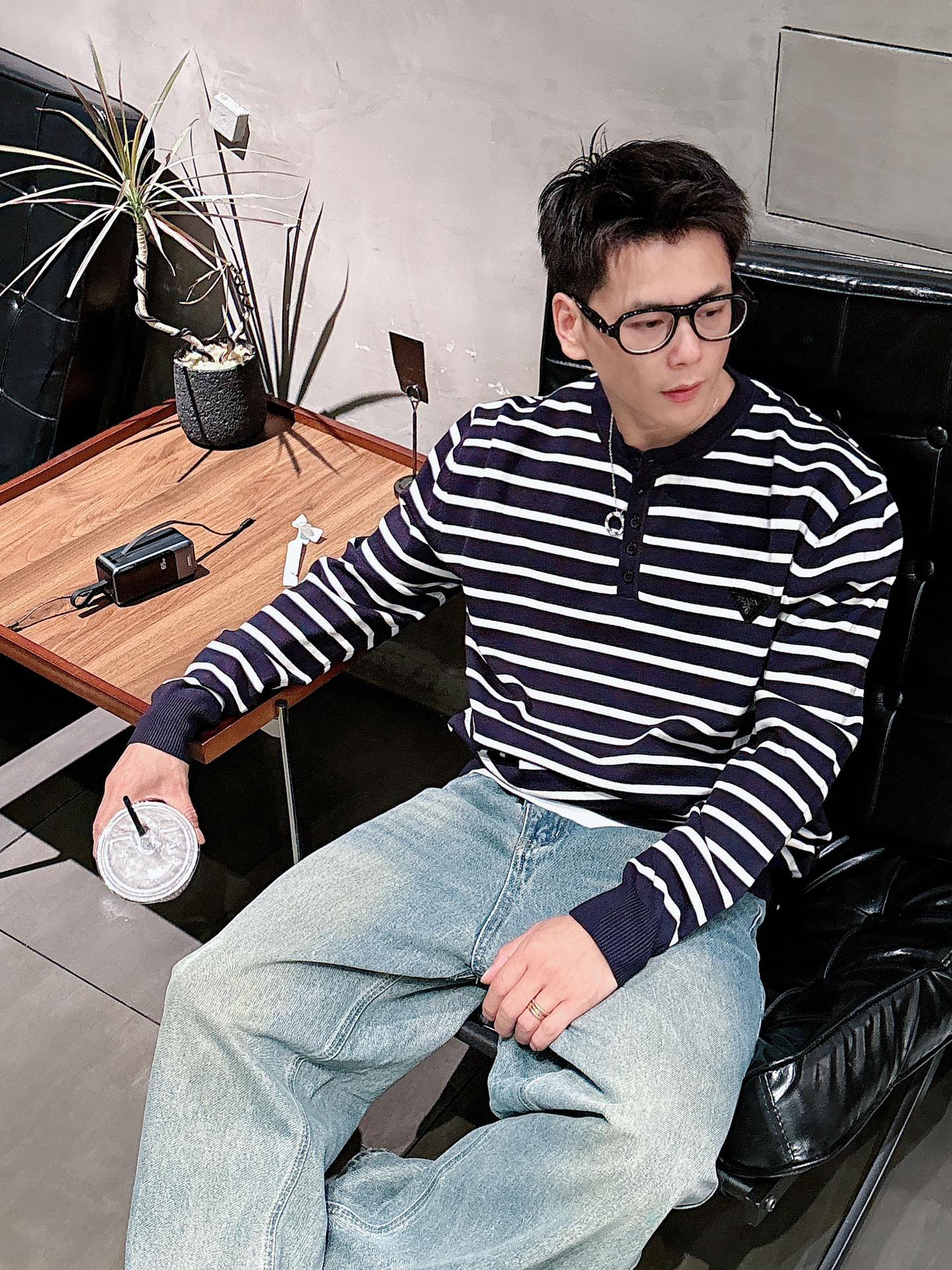 普家新款毛衣，上身宽松纱线采用细针织法，上身舒适，不挑身材 男女同款，秋冬毛衣，是今年最好看的情侣装，秋