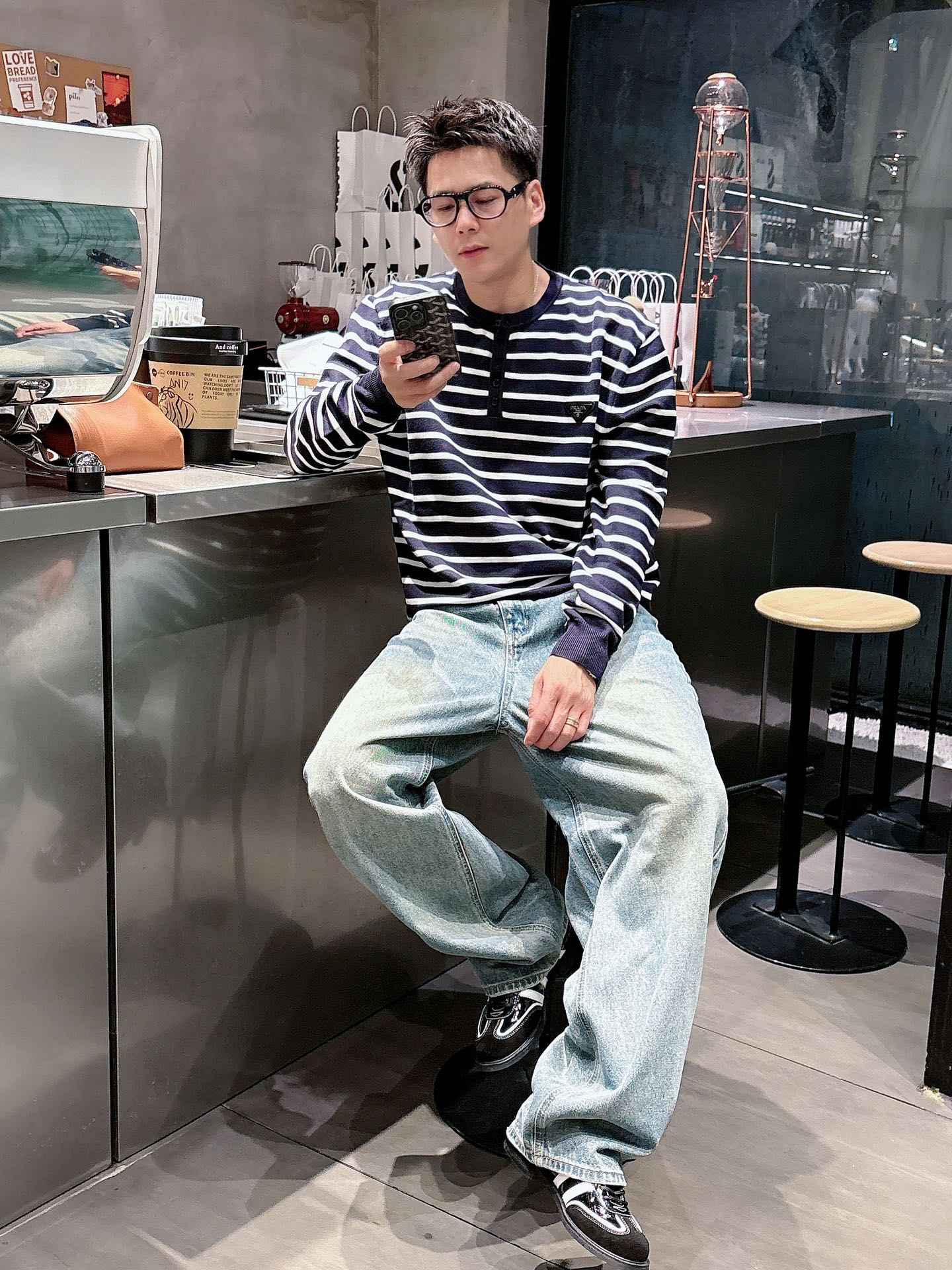 普家新款毛衣，上身宽松纱线采用细针织法，上身舒适，不挑身材 男女同款，秋冬毛衣，是今年最好看的情侣装，秋