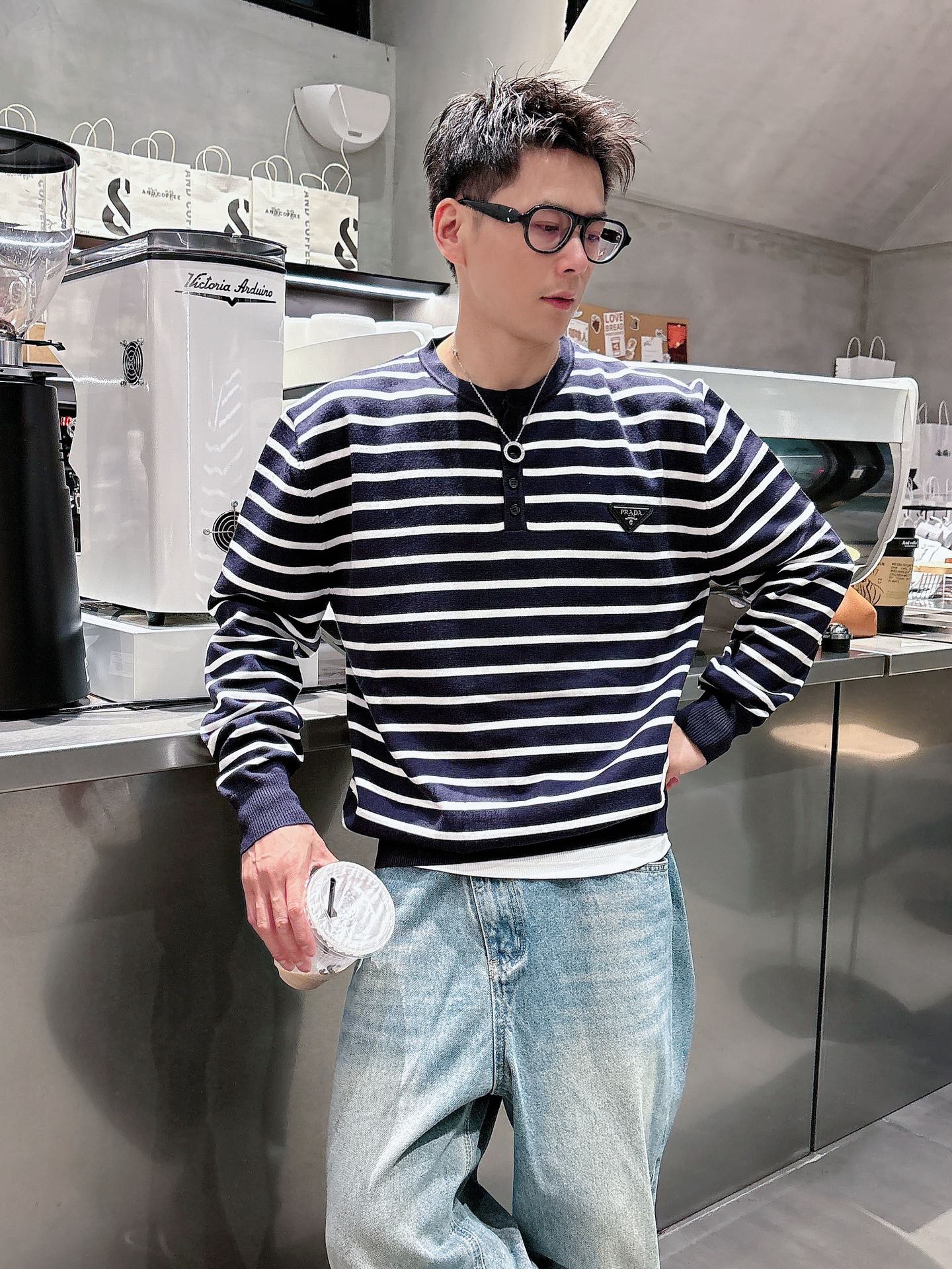 普家新款毛衣，上身宽松纱线采用细针织法，上身舒适，不挑身材 男女同款，秋冬毛衣，是今年最好看的情侣装，秋