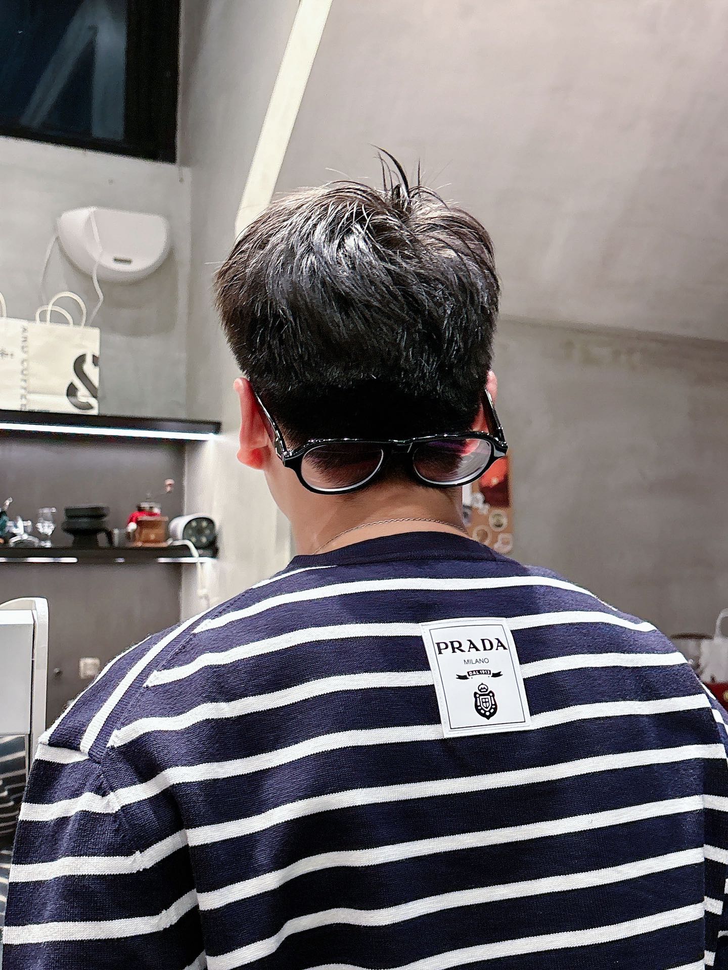 普家新款毛衣，上身宽松纱线采用细针织法，上身舒适，不挑身材 男女同款，秋冬毛衣，是今年最好看的情侣装，秋