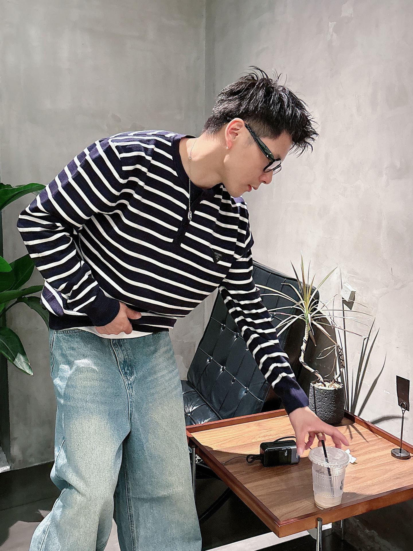 普家新款毛衣，上身宽松纱线采用细针织法，上身舒适，不挑身材 男女同款，秋冬毛衣，是今年最好看的情侣装，秋