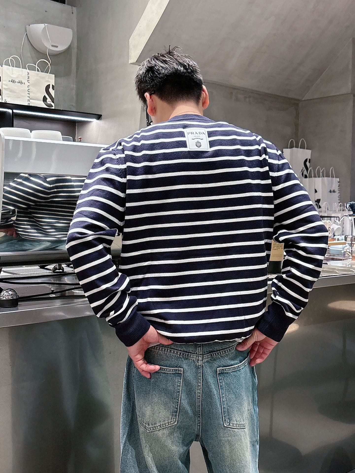 普家新款毛衣，上身宽松纱线采用细针织法，上身舒适，不挑身材 男女同款，秋冬毛衣，是今年最好看的情侣装，秋