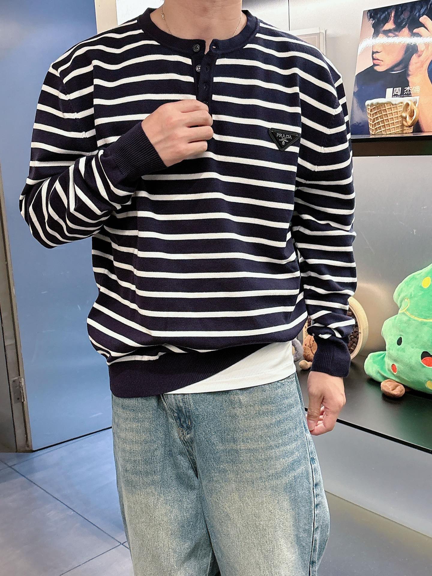 普家新款毛衣，上身宽松纱线采用细针织法，上身舒适，不挑身材 男女同款，秋冬毛衣，是今年最好看的情侣装，秋