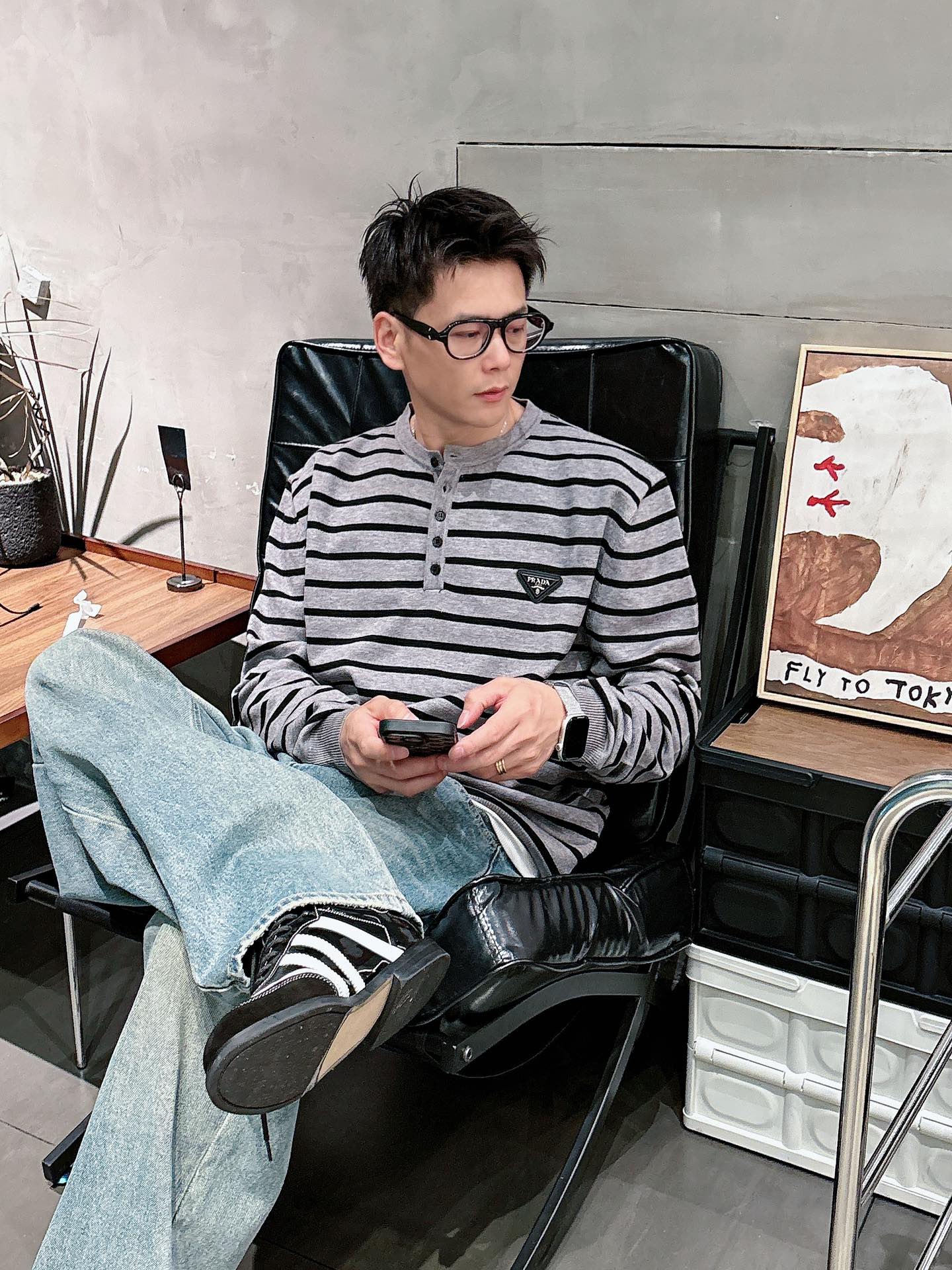 普家新款毛衣，上身宽松纱线采用细针织法，上身舒适，不挑身材 男女同款，秋冬毛衣，是今年最好看的情侣装，秋