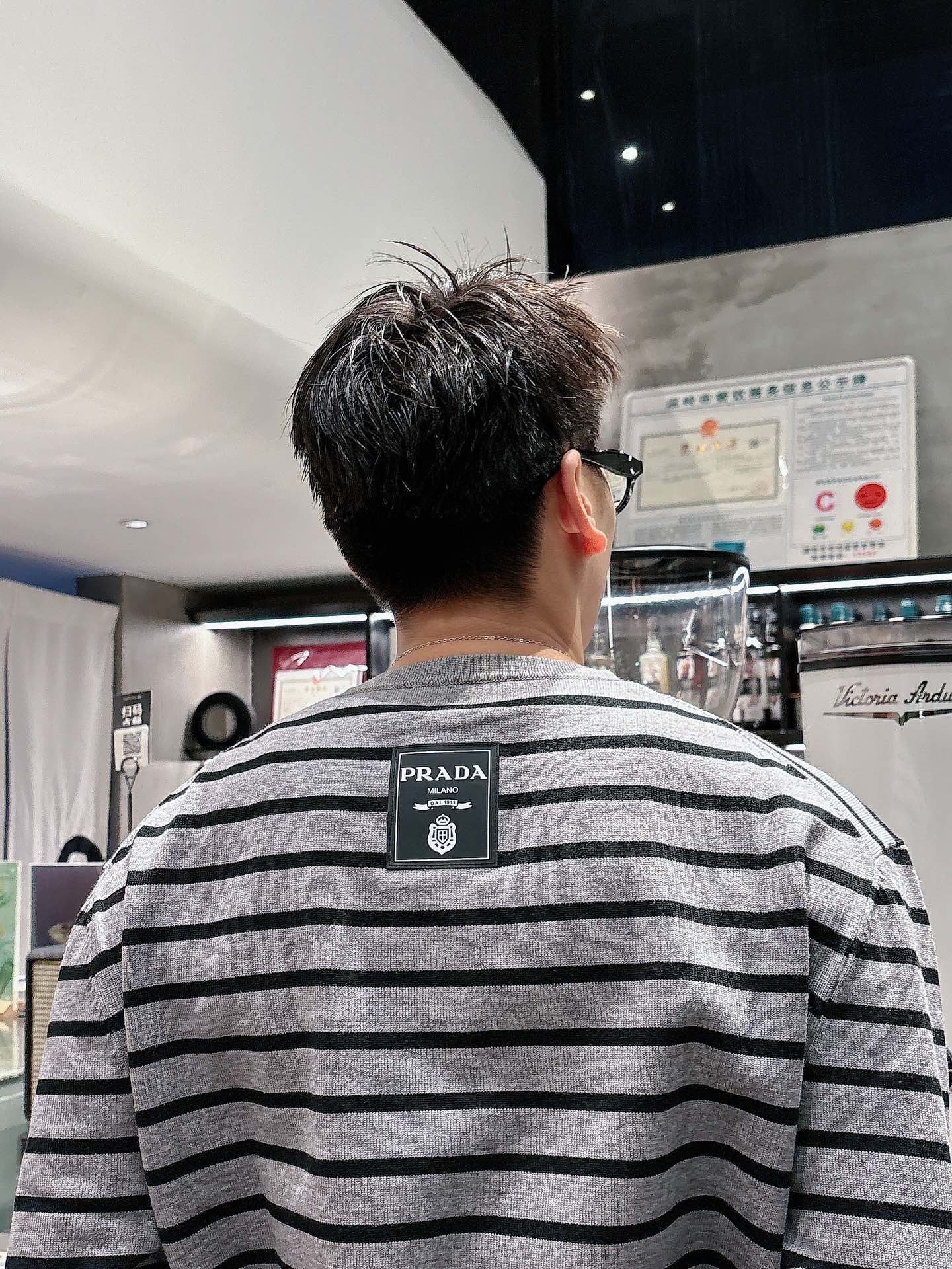 普家新款毛衣，上身宽松纱线采用细针织法，上身舒适，不挑身材 男女同款，秋冬毛衣，是今年最好看的情侣装，秋