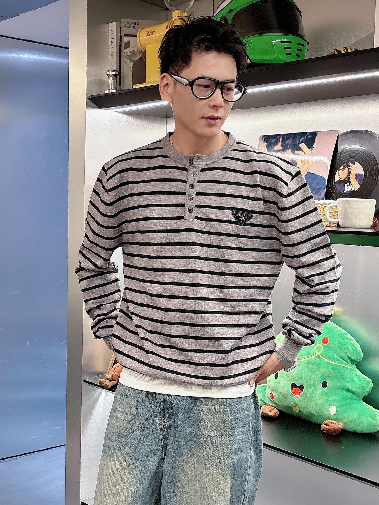 普家新款毛衣，上身宽松纱线采用细针织法，上身舒适，不挑身材 男女同款，秋冬毛衣，是今年最好看的情侣装，秋