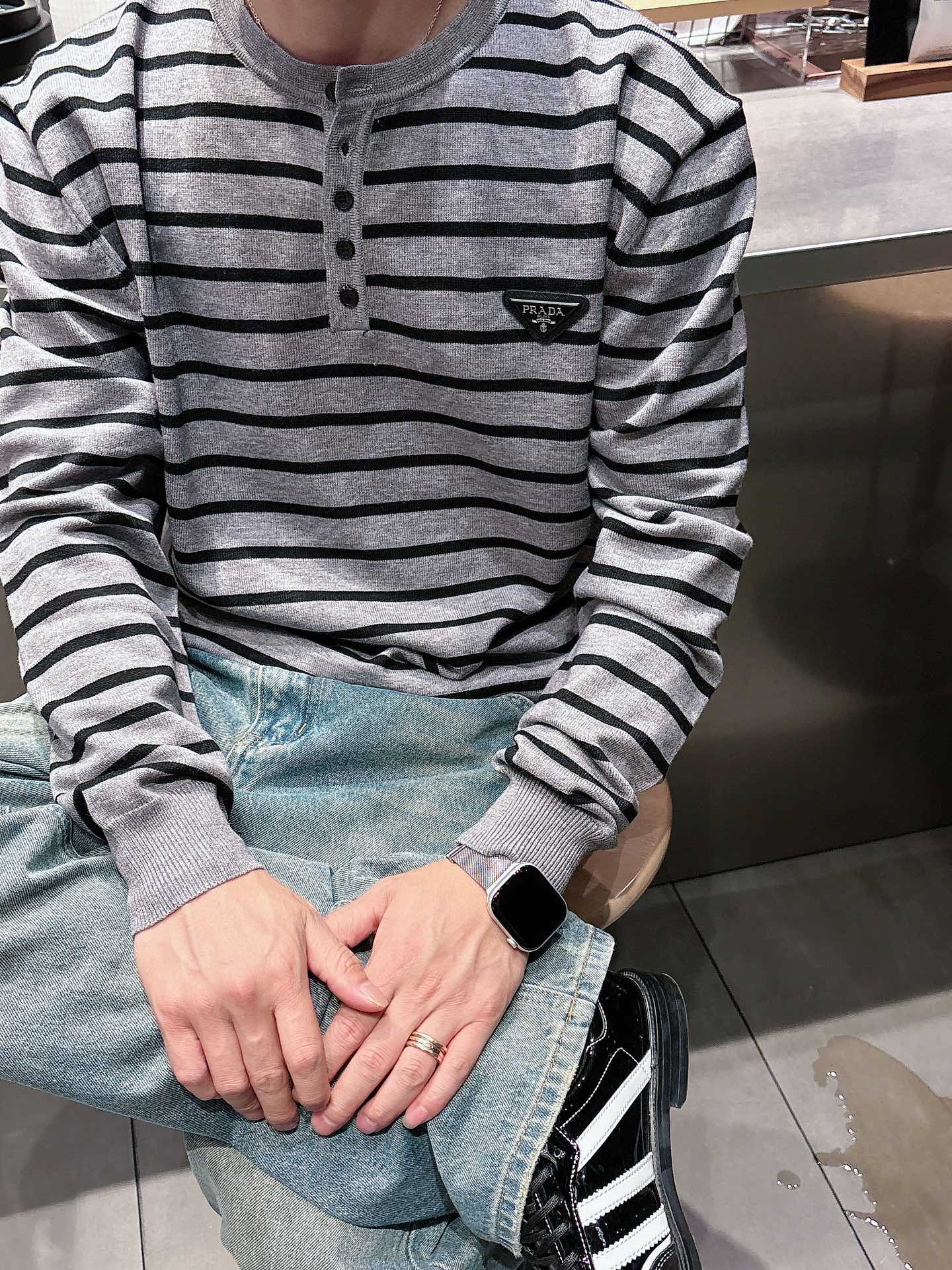 普家新款毛衣，上身宽松纱线采用细针织法，上身舒适，不挑身材 男女同款，秋冬毛衣，是今年最好看的情侣装，秋