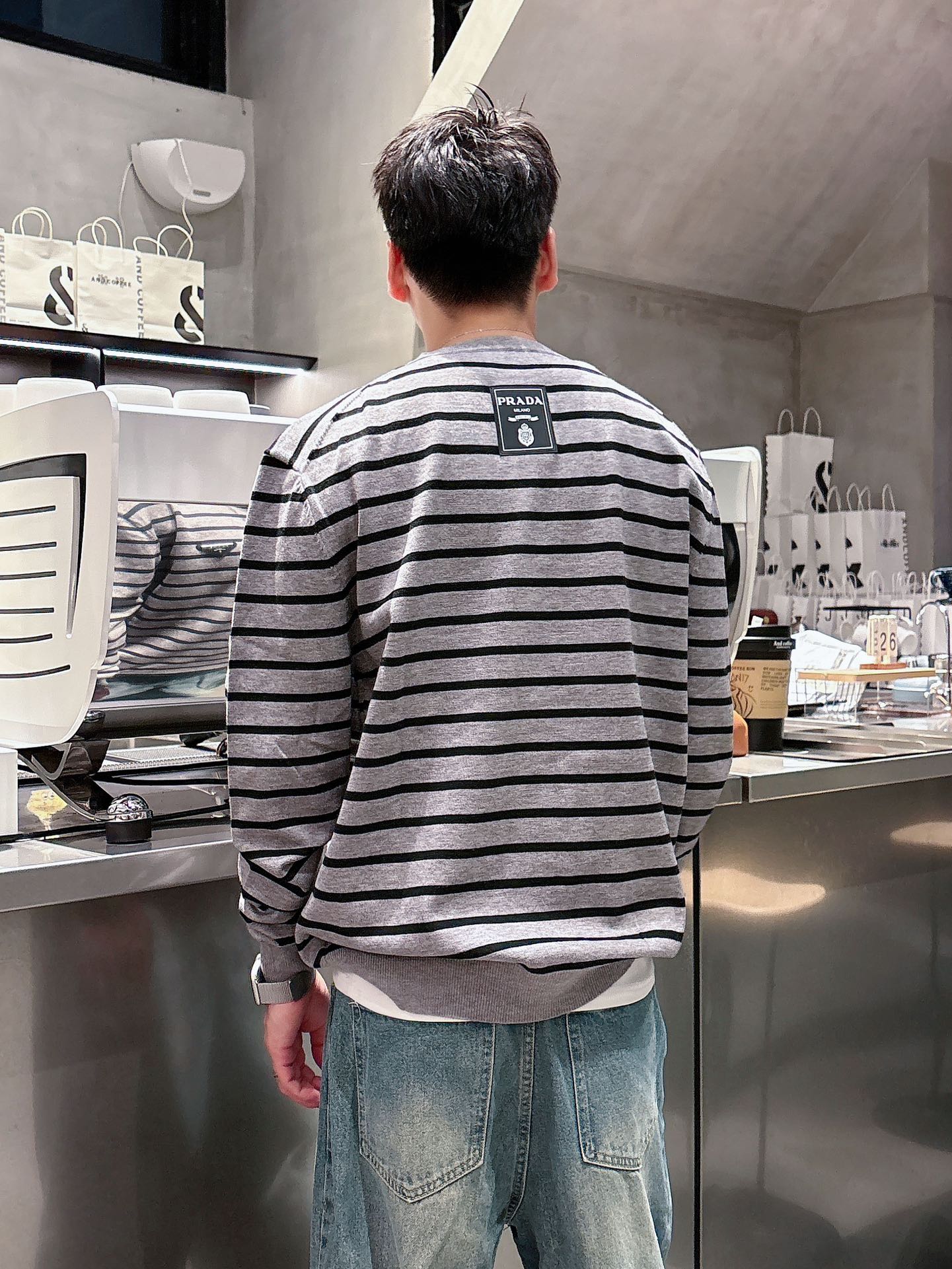 普家新款毛衣，上身宽松纱线采用细针织法，上身舒适，不挑身材 男女同款，秋冬毛衣，是今年最好看的情侣装，秋