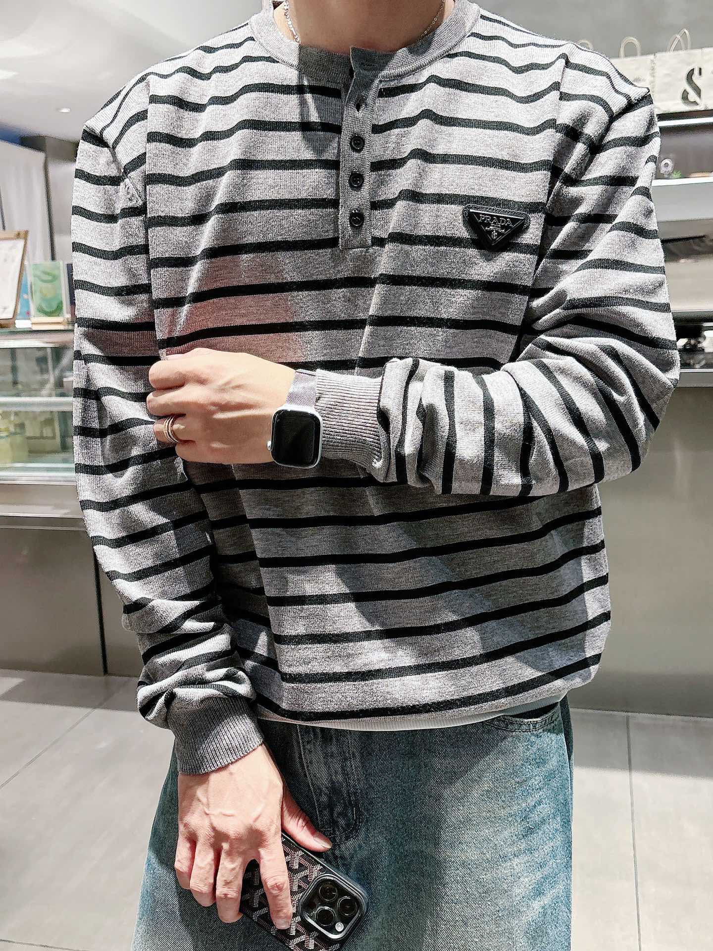 NO:540332,Pujia's new sweater, loose yarn on the upper body is made of fine knitting, comfortable on the upper body, and does not pick on the figure. The same style as men and women, autumn and winter sweaters are the best couple outfits this year. They are versatile and versatile in autumn and winter. They are fashionable and fashionable. Dears, please have it!  Size S-2XL, prada, sweaters, alexander wang19860909普家新款毛衣,上身宽松纱线采用细针织法,上身舒适,不挑身材 男女同款,秋冬毛衣,是今年最好看的情侣装,秋冬必备百搭不出错,洋气又时髦,亲爱的们值得拥有！ 尺码S-2XL,,prada,sweaters,alexander wang,Men's clothing