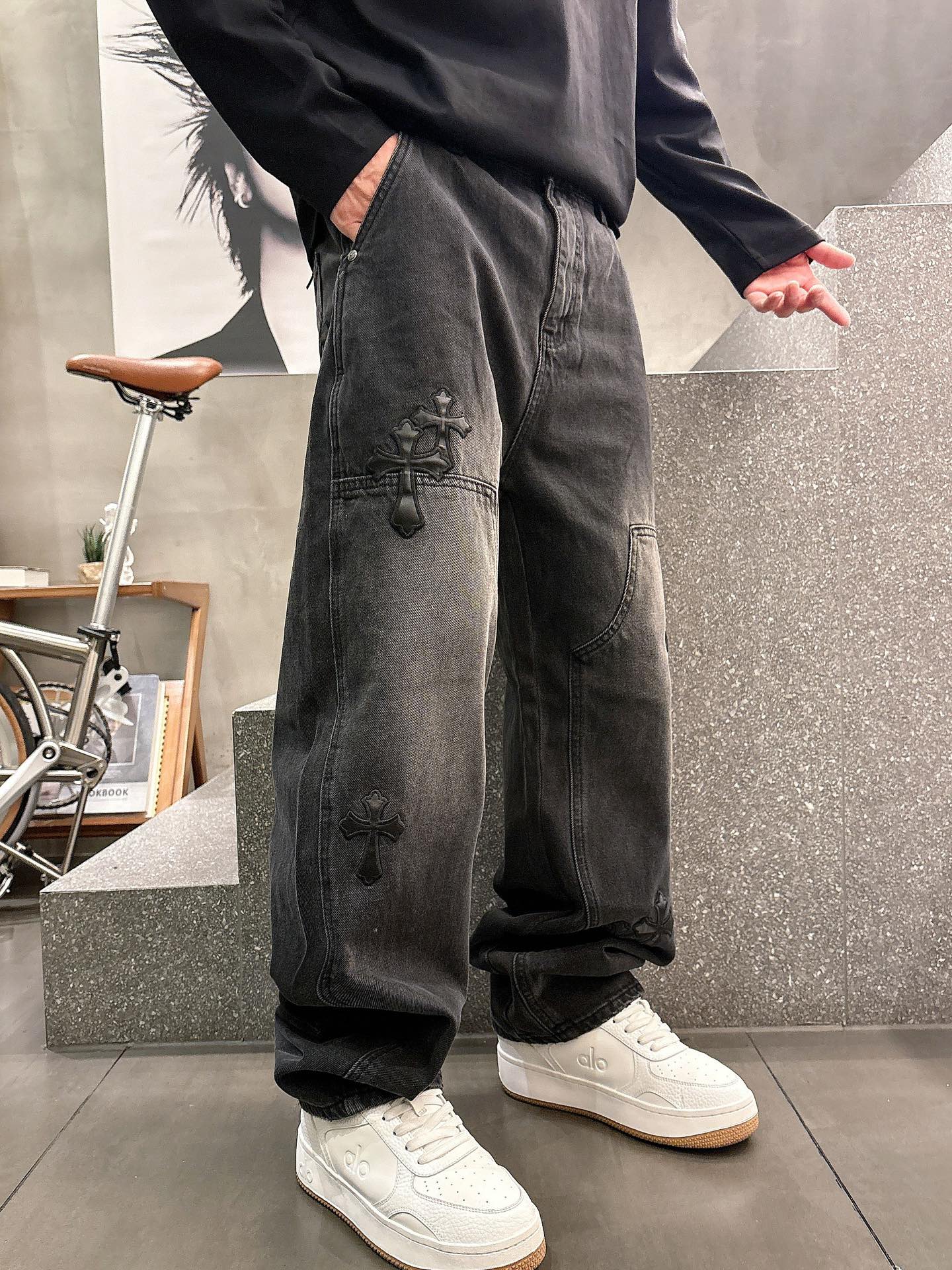 克罗心 25FW秋冬新款情侣牛仔裤 重工刺绣，上身版型真的绝了水洗棉面料超柔软 上身巨舒服包容性好✔️后