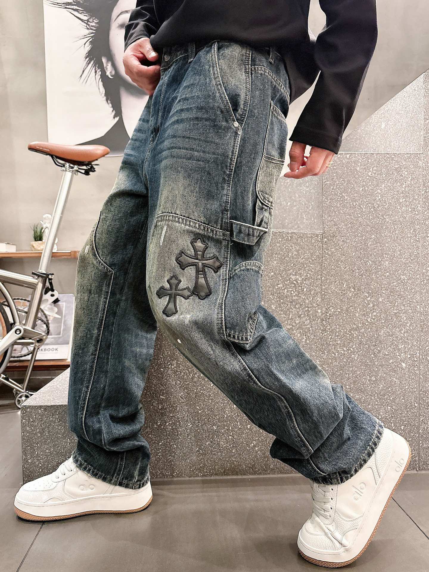 克罗心 25FW秋冬新款情侣牛仔裤 重工刺绣，上身版型真的绝了水洗棉面料超柔软 上身巨舒服包容性好✔️后